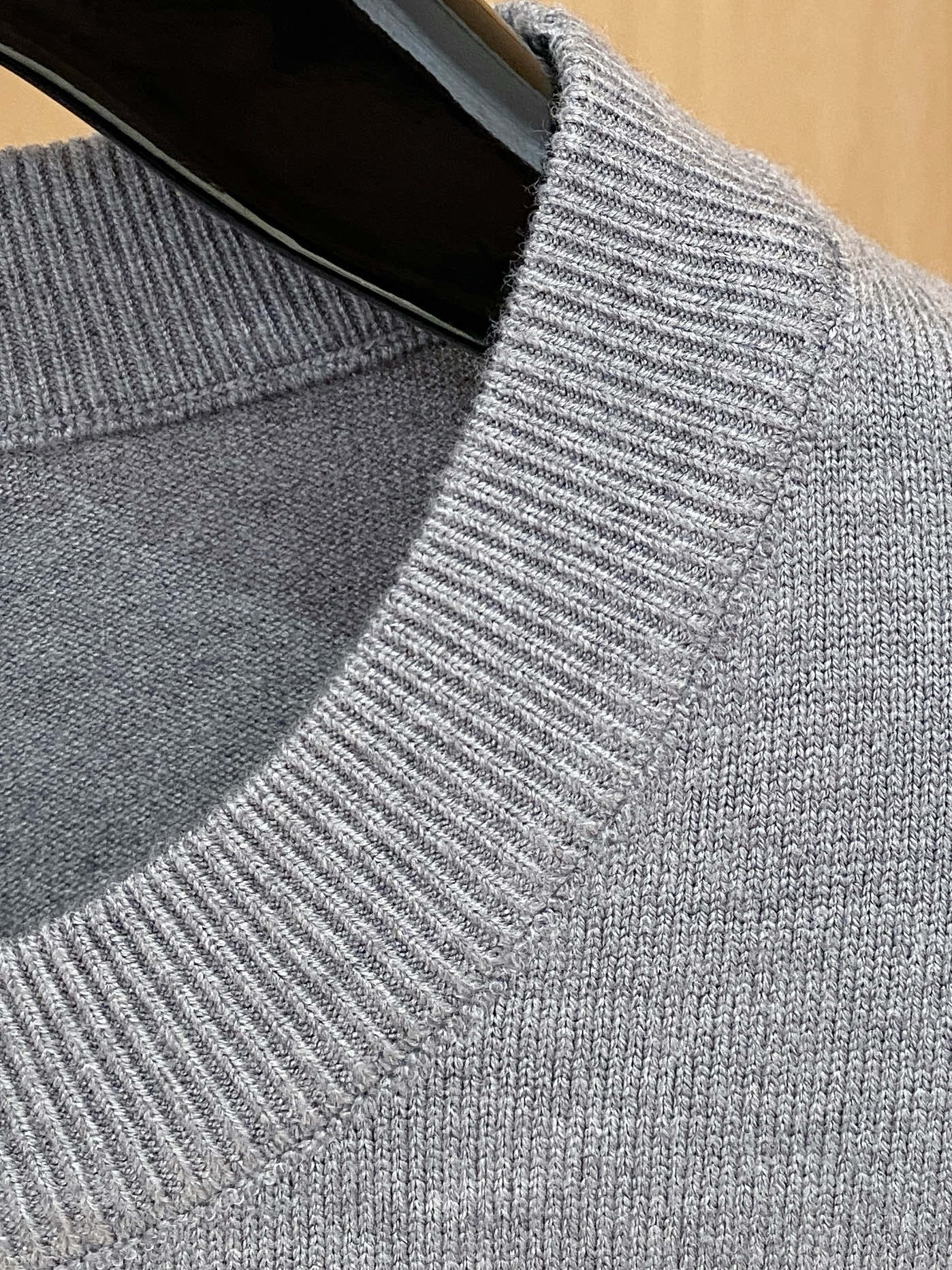 芬迪 2025 秋冬新款男士针织套头毛衣打底充满时尚阳光的魅力风格,线条设计时尚奢感彰显与众不同的特质.