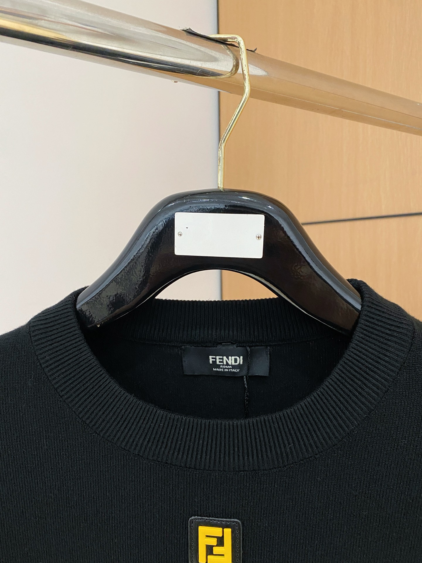 芬迪 2025 秋冬新款男士针织套头毛衣打底充满时尚阳光的魅力风格,线条设计时尚奢感彰显与众不同的特质.