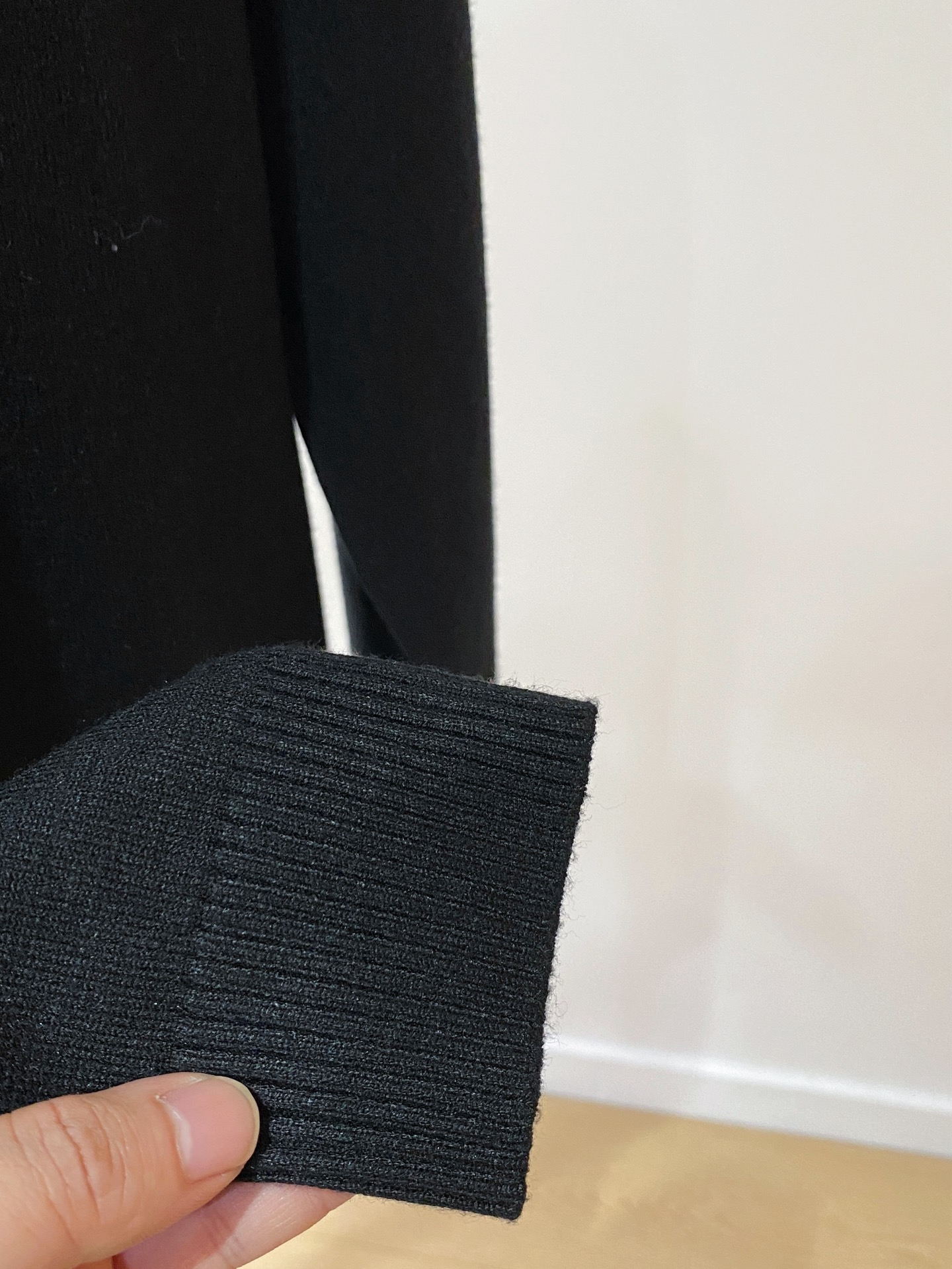 芬迪 2025 秋冬新款男士针织套头毛衣打底充满时尚阳光的魅力风格,线条设计时尚奢感彰显与众不同的特质.