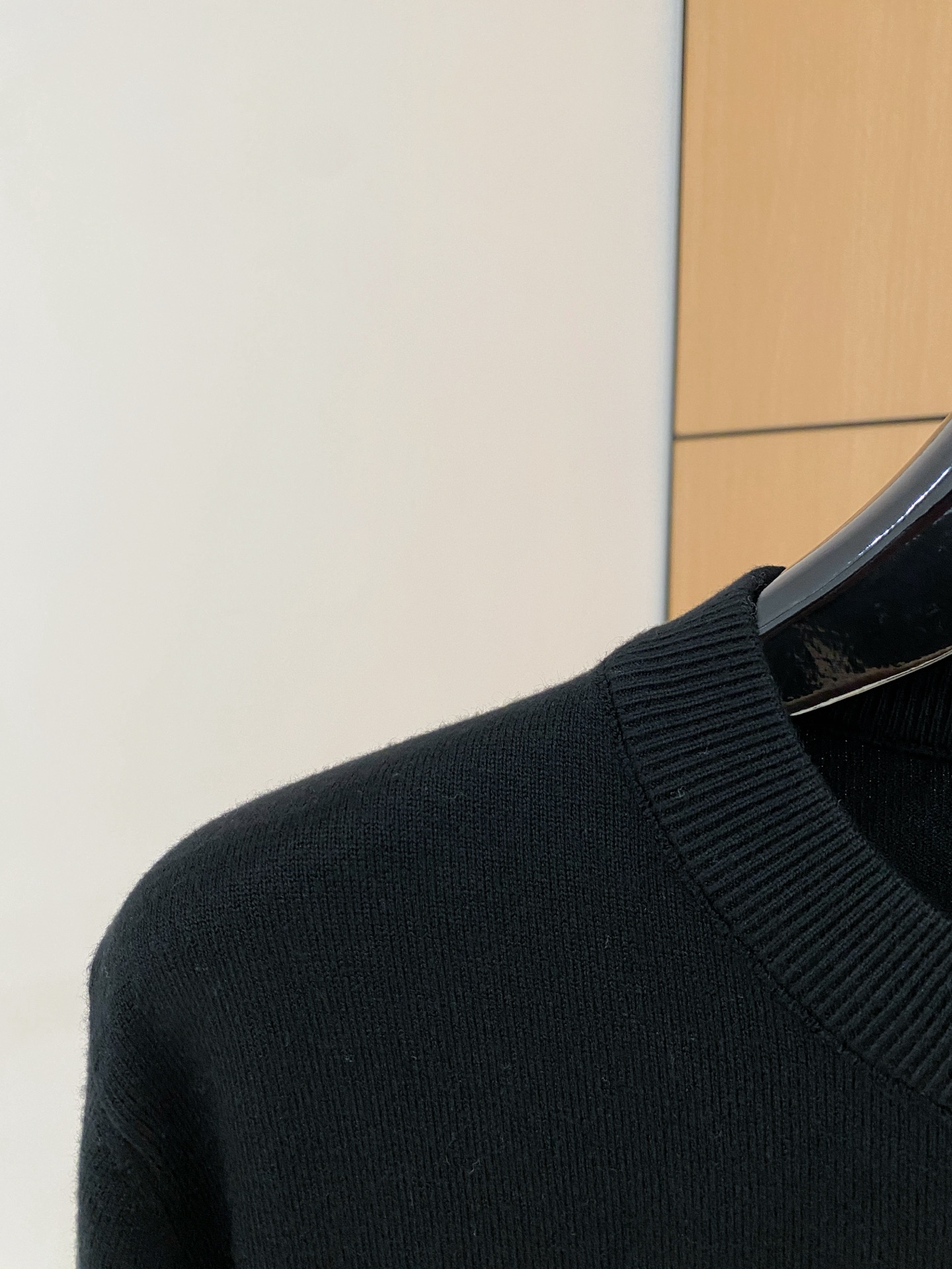 芬迪 2025 秋冬新款男士针织套头毛衣打底充满时尚阳光的魅力风格,线条设计时尚奢感彰显与众不同的特质.