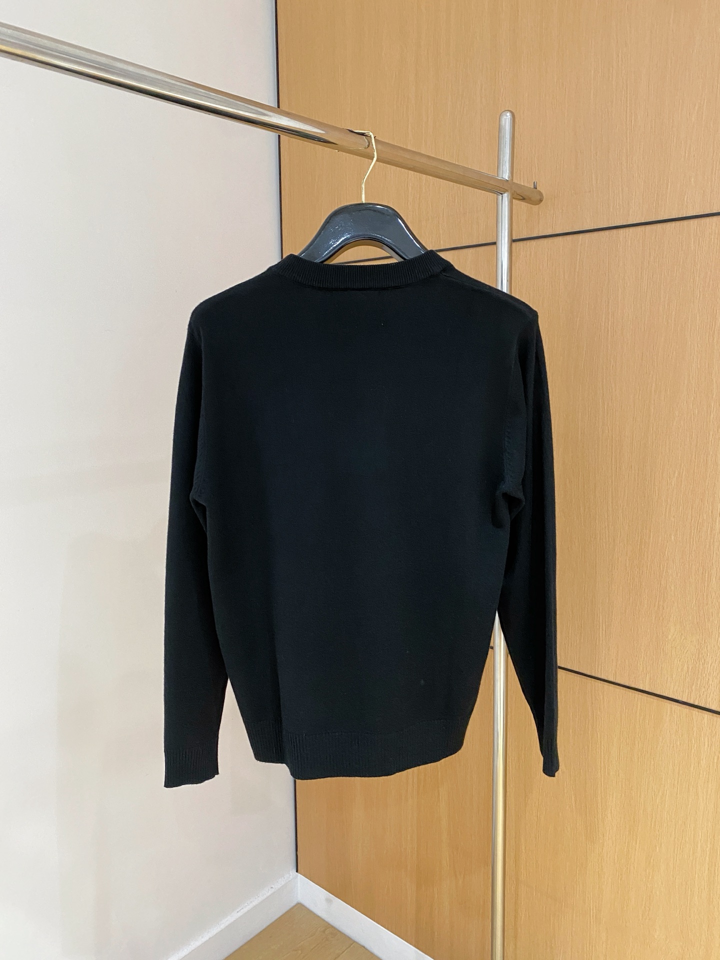 芬迪 2025 秋冬新款男士针织套头毛衣打底充满时尚阳光的魅力风格,线条设计时尚奢感彰显与众不同的特质.