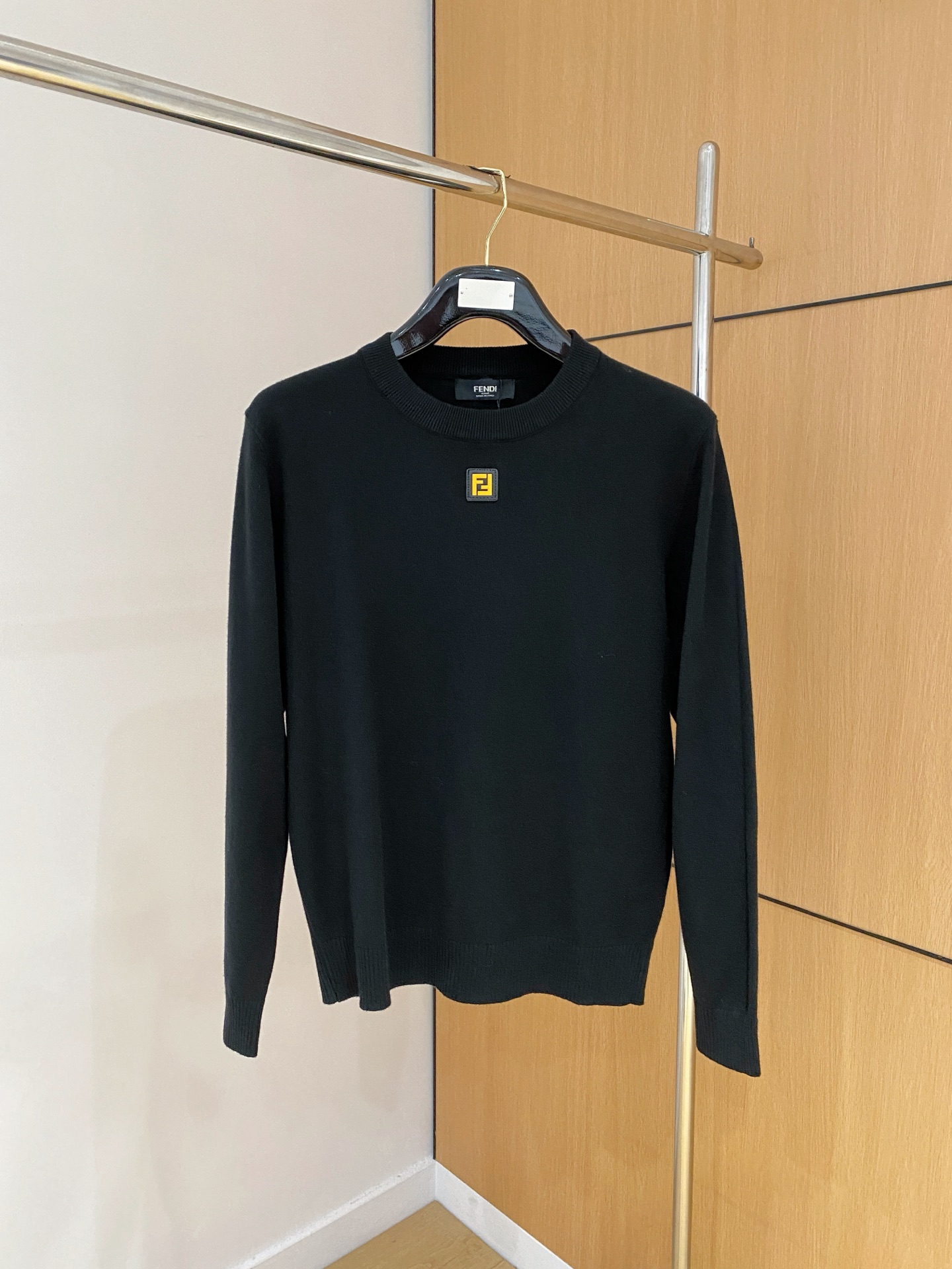 芬迪 2025 秋冬新款男士针织套头毛衣打底充满时尚阳光的魅力风格,线条设计时尚奢感彰显与众不同的特质.