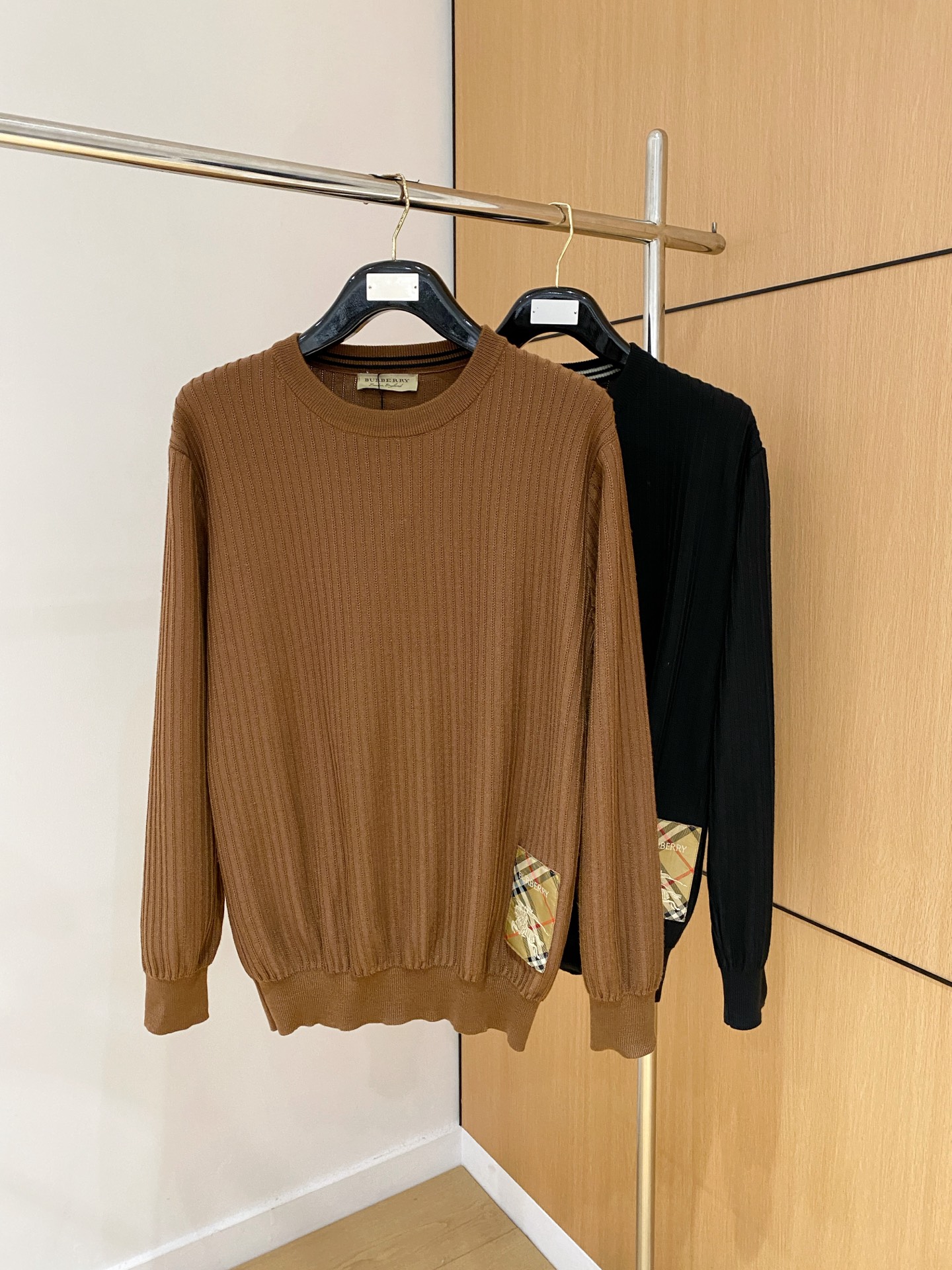 巴宝莉 2025秋冬 羊毛混纺套头针织毛衣很有亮点细节上凸显质感 整体设计上身时尚而赋予现代气息感合体的