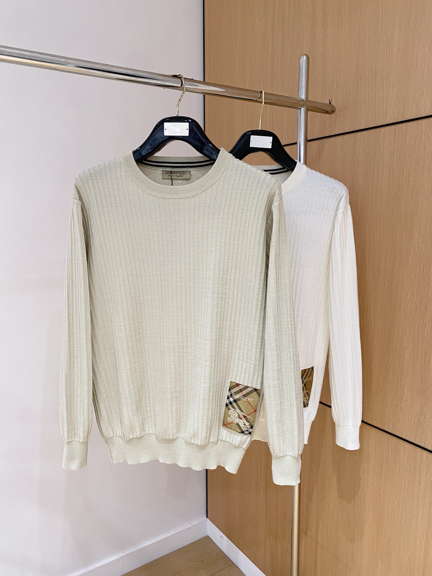 巴宝莉 2025秋冬 羊毛混纺套头针织毛衣很有亮点细节上凸显质感 整体设计上身时尚而赋予现代气息感合体的