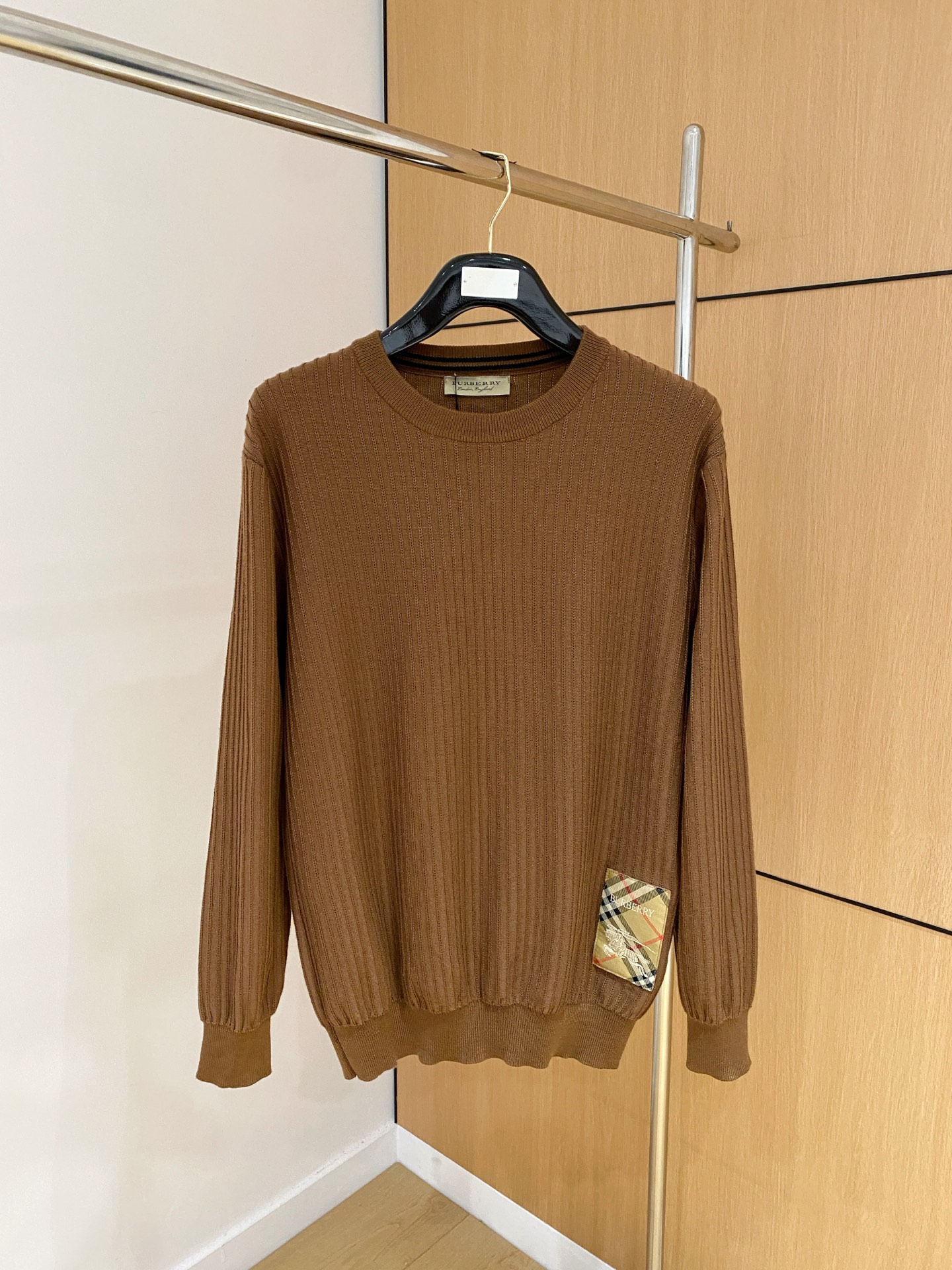 巴宝莉 2025秋冬 羊毛混纺套头针织毛衣很有亮点细节上凸显质感 整体设计上身时尚而赋予现代气息感合体的