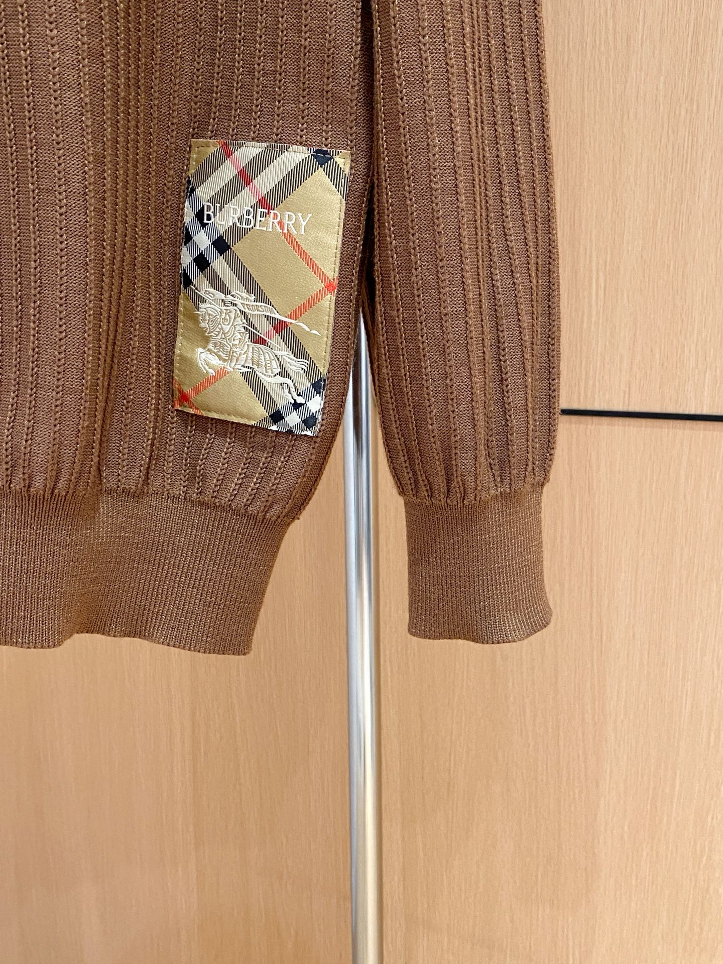 巴宝莉 2025秋冬 羊毛混纺套头针织毛衣很有亮点细节上凸显质感 整体设计上身时尚而赋予现代气息感合体的