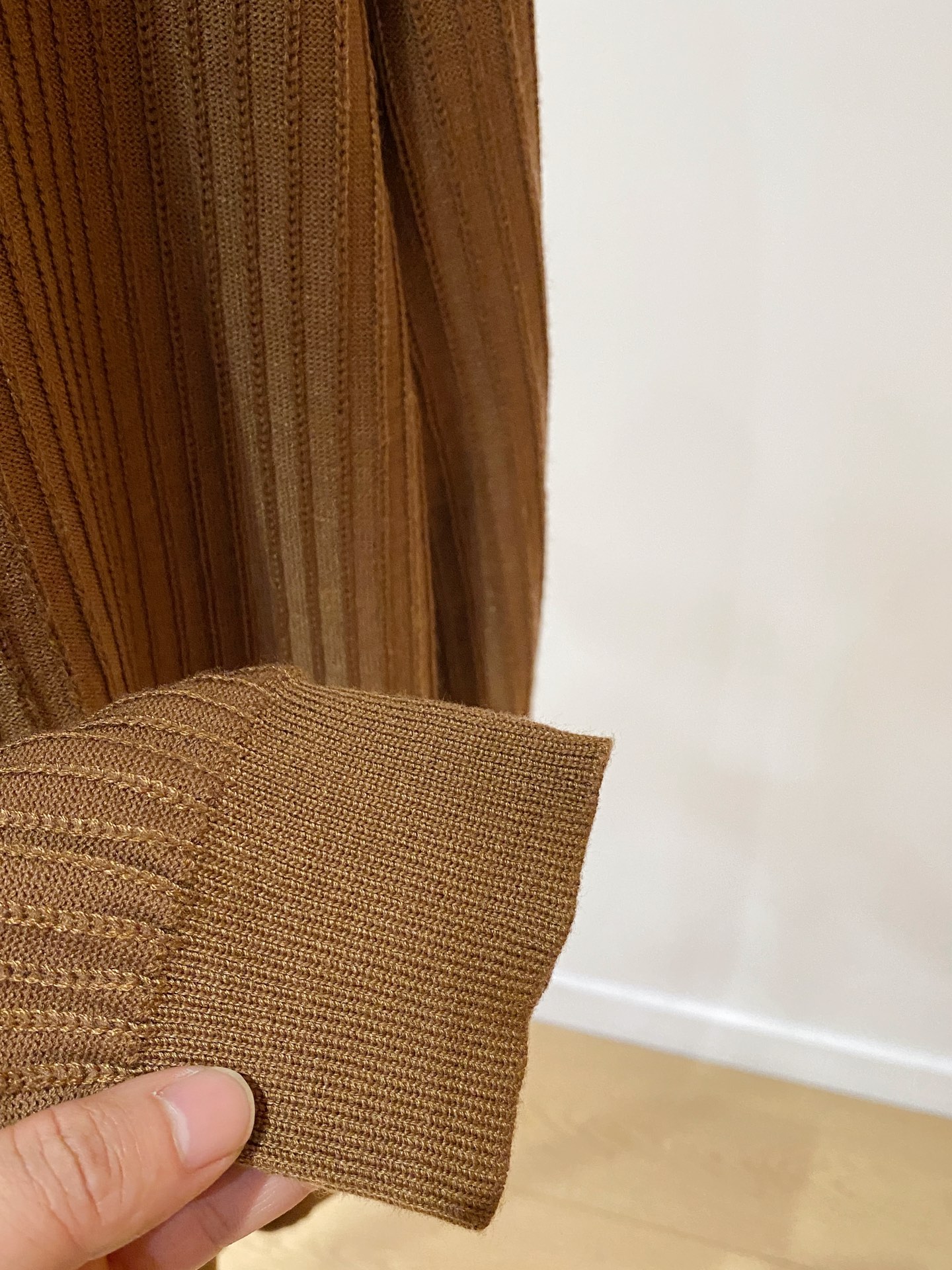 巴宝莉 2025秋冬 羊毛混纺套头针织毛衣很有亮点细节上凸显质感 整体设计上身时尚而赋予现代气息感合体的