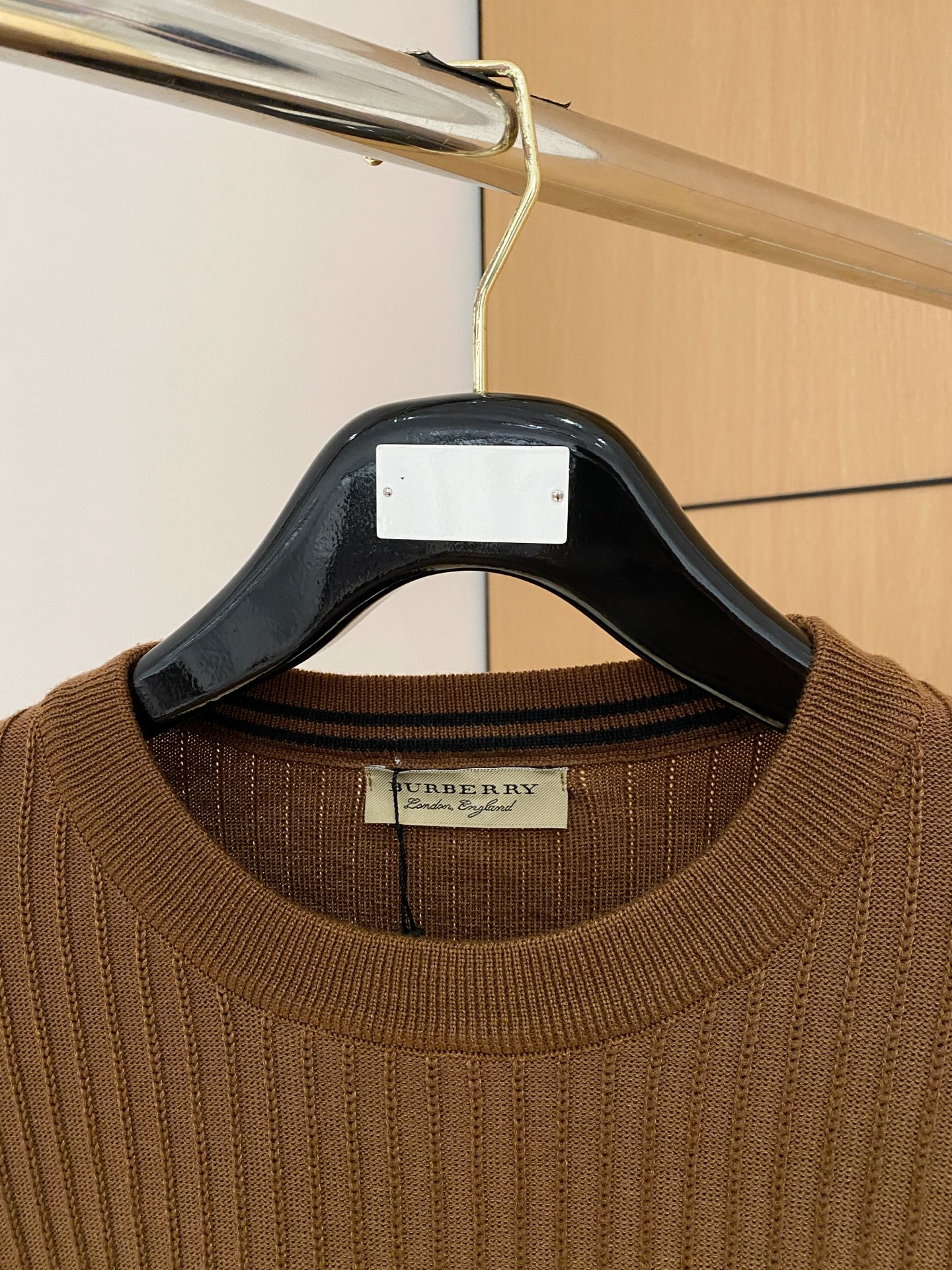 巴宝莉 2025秋冬 羊毛混纺套头针织毛衣很有亮点细节上凸显质感 整体设计上身时尚而赋予现代气息感合体的