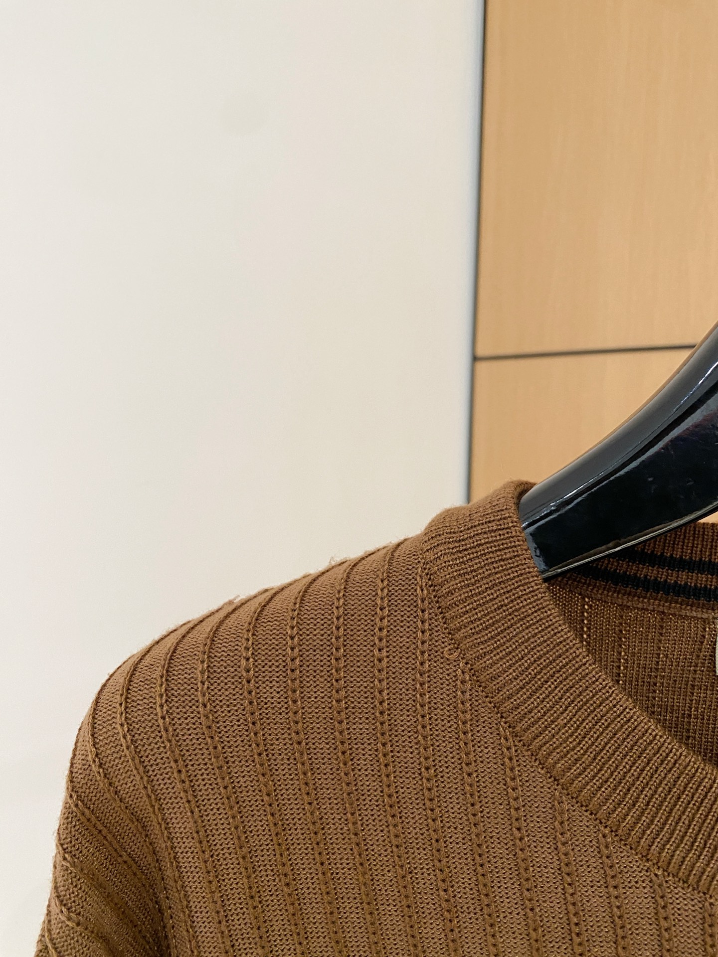 巴宝莉 2025秋冬 羊毛混纺套头针织毛衣很有亮点细节上凸显质感 整体设计上身时尚而赋予现代气息感合体的