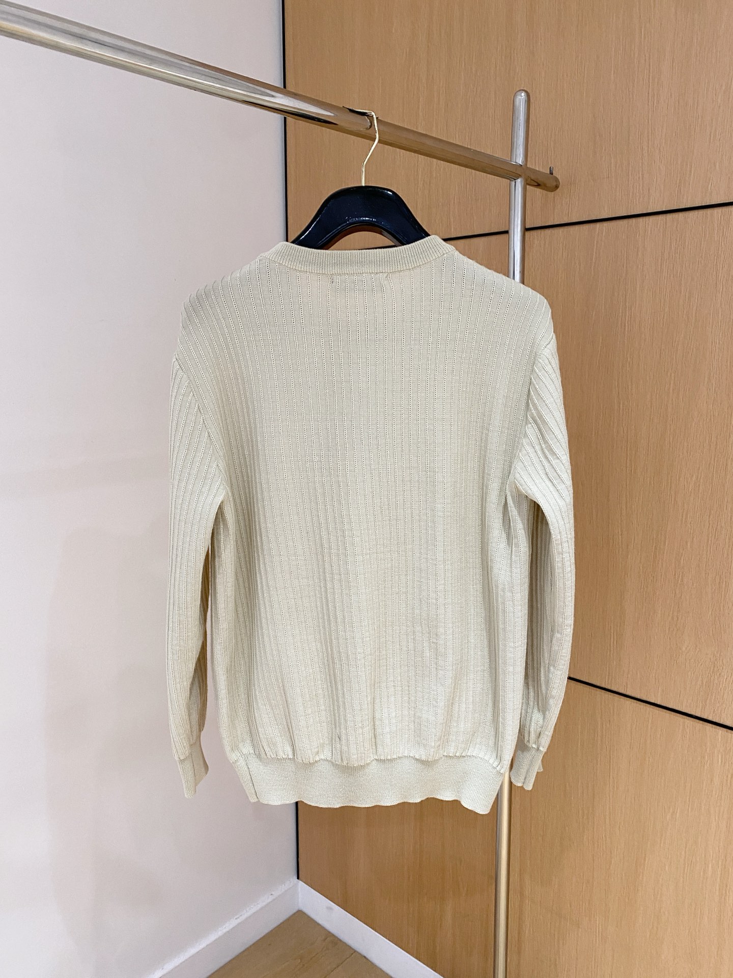 巴宝莉 2025秋冬 羊毛混纺套头针织毛衣很有亮点细节上凸显质感 整体设计上身时尚而赋予现代气息感合体的