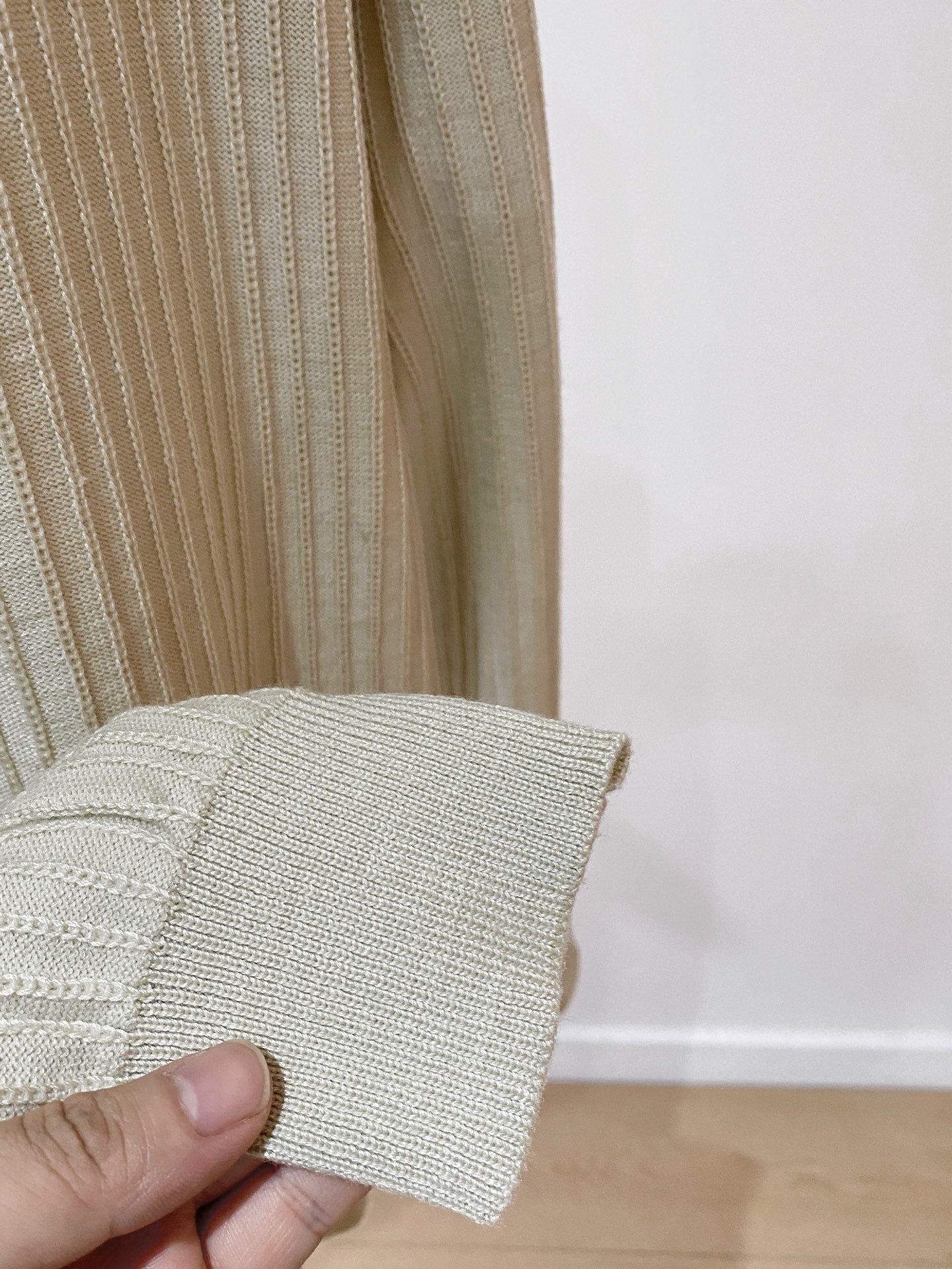 巴宝莉 2025秋冬 羊毛混纺套头针织毛衣很有亮点细节上凸显质感 整体设计上身时尚而赋予现代气息感合体的