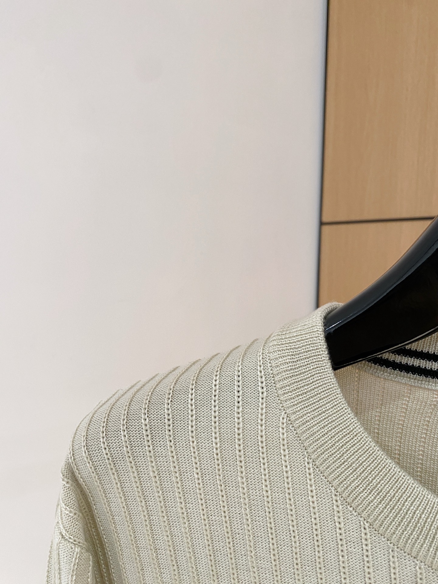 巴宝莉 2025秋冬 羊毛混纺套头针织毛衣很有亮点细节上凸显质感 整体设计上身时尚而赋予现代气息感合体的