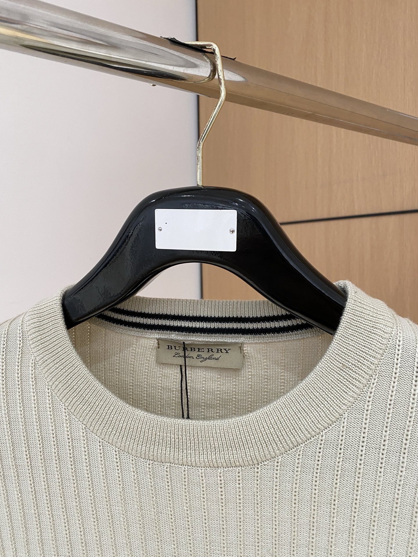 巴宝莉 2025秋冬 羊毛混纺套头针织毛衣很有亮点细节上凸显质感 整体设计上身时尚而赋予现代气息感合体的