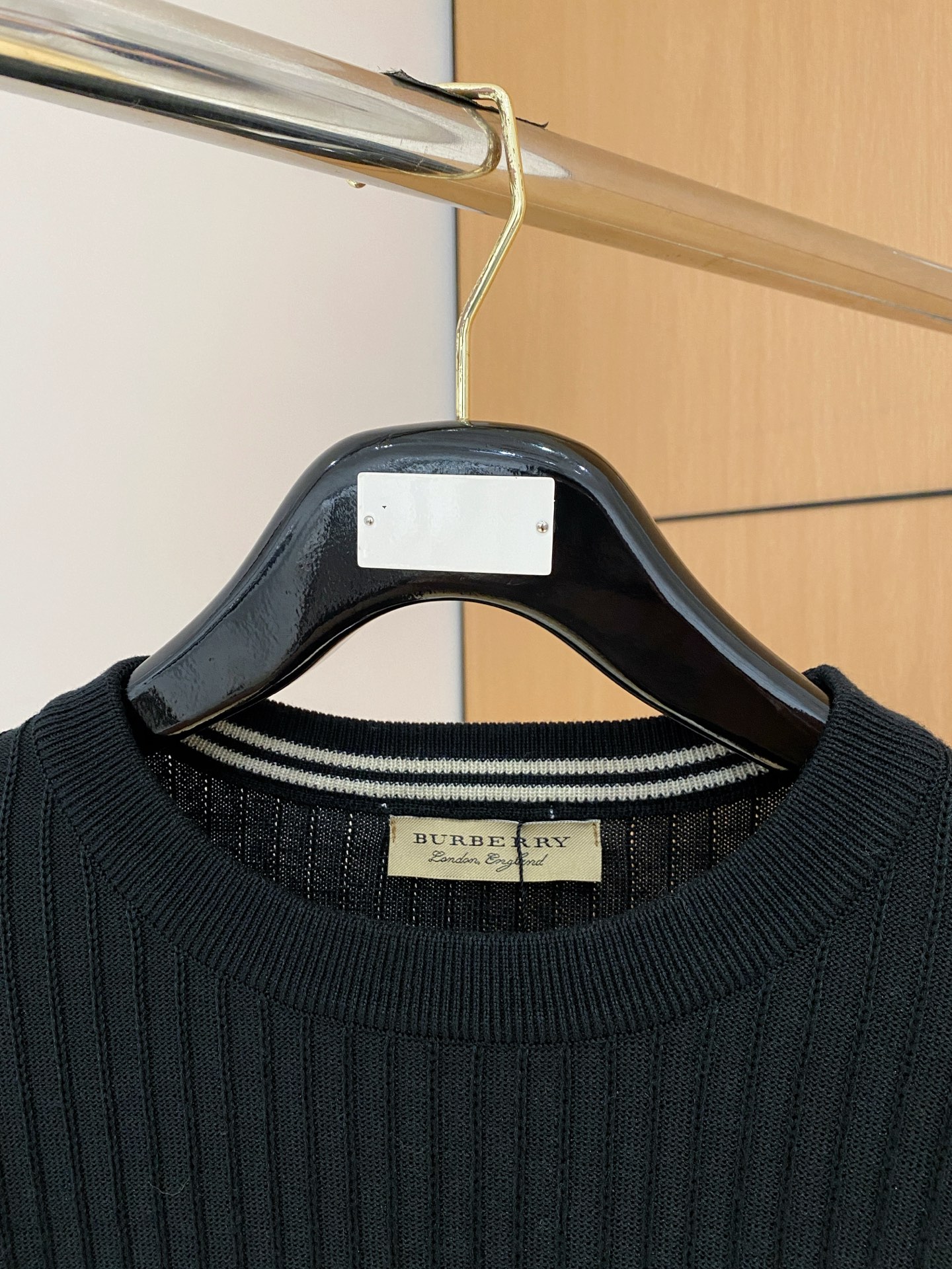 巴宝莉 2025秋冬 羊毛混纺套头针织毛衣很有亮点细节上凸显质感 整体设计上身时尚而赋予现代气息感合体的