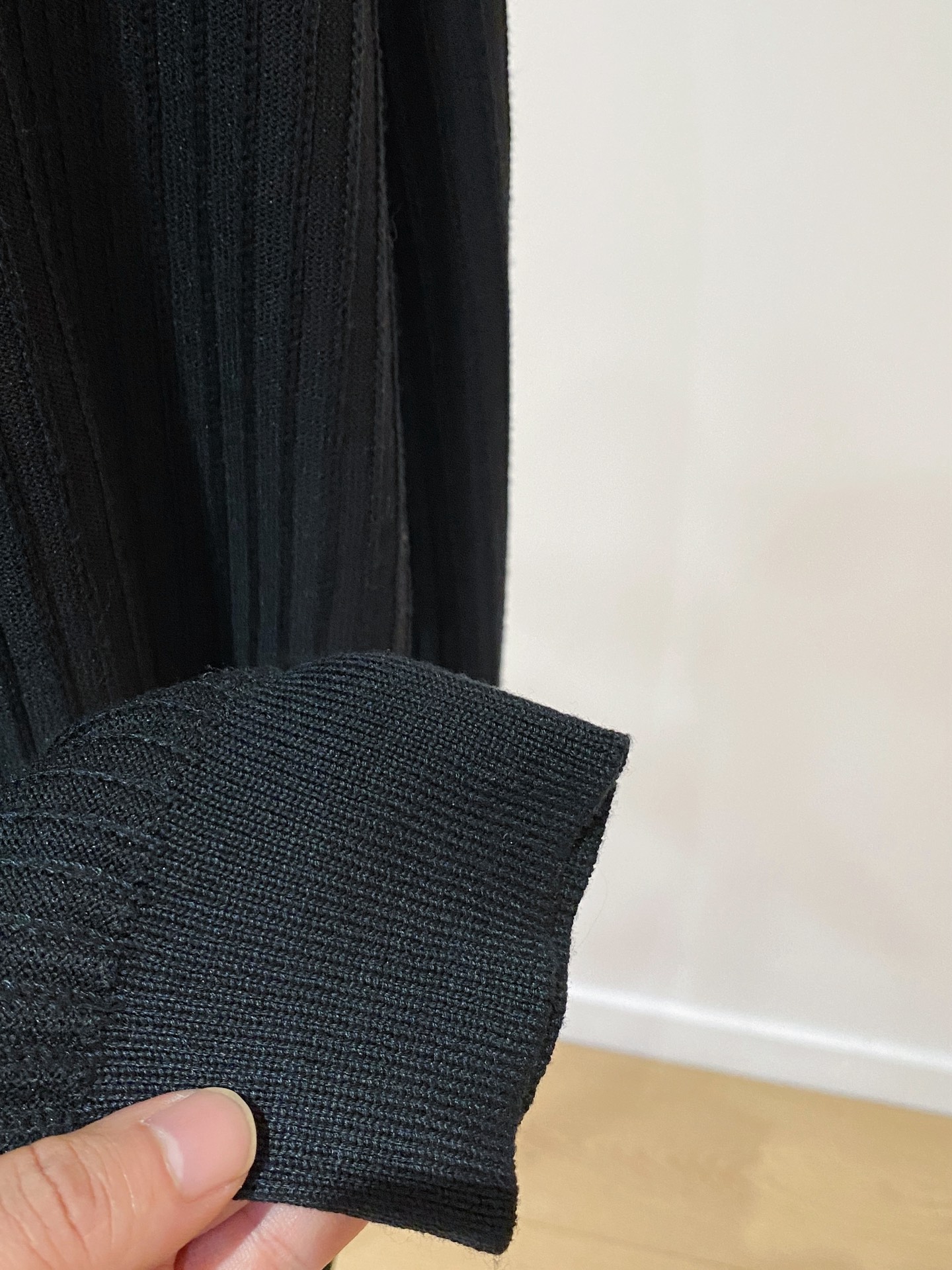 普拉达 2025秋冬 羊毛混纺套头针织毛衣很有亮点细节上凸显质感 整体设计上身时尚而赋予现代气息感合体的