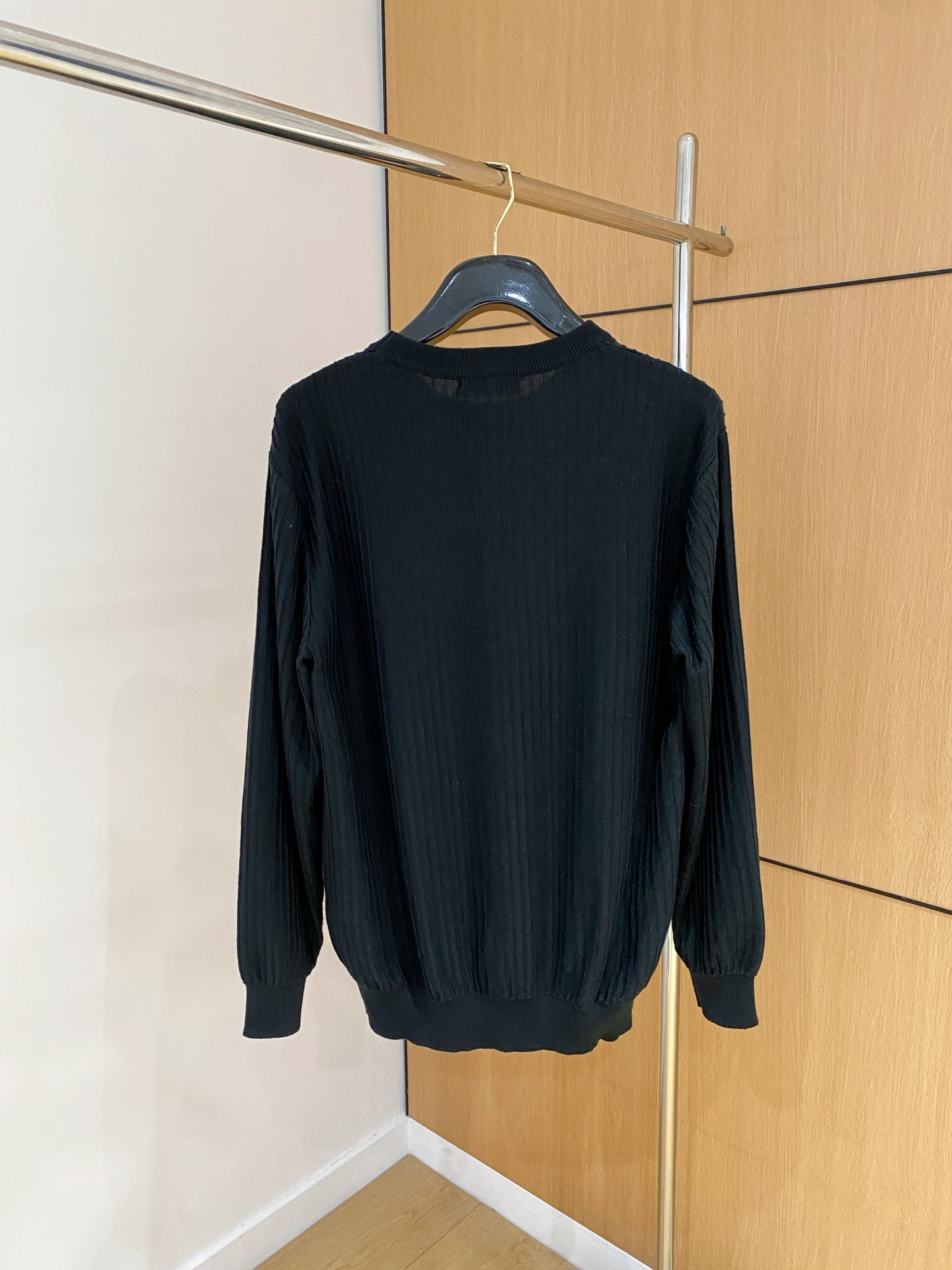 普拉达 2025秋冬 羊毛混纺套头针织毛衣很有亮点细节上凸显质感 整体设计上身时尚而赋予现代气息感合体的