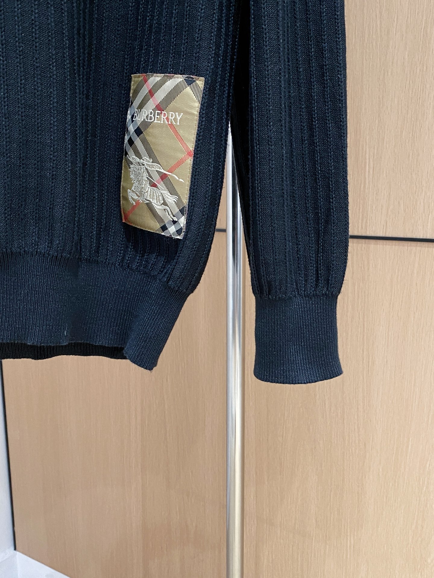 巴宝莉 2025秋冬 羊毛混纺套头针织毛衣很有亮点细节上凸显质感 整体设计上身时尚而赋予现代气息感合体的