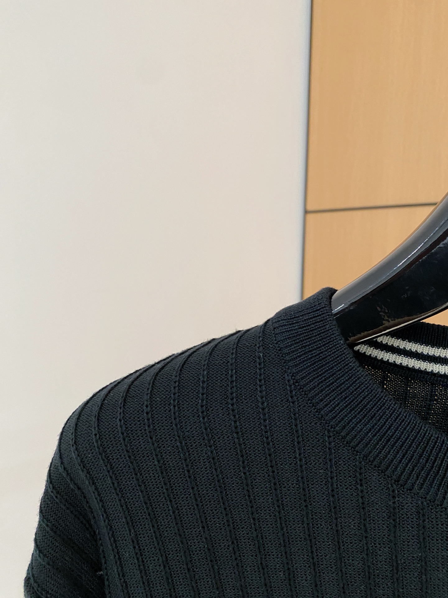 普拉达 2025秋冬 羊毛混纺套头针织毛衣很有亮点细节上凸显质感 整体设计上身时尚而赋予现代气息感合体的