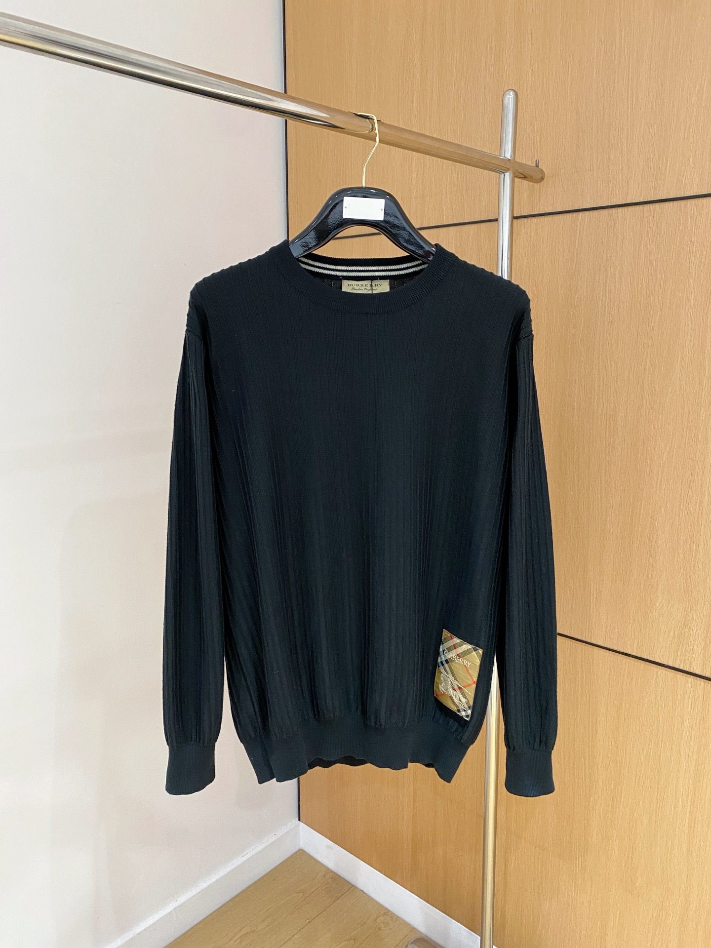 巴宝莉 2025秋冬 羊毛混纺套头针织毛衣很有亮点细节上凸显质感 整体设计上身时尚而赋予现代气息感合体的