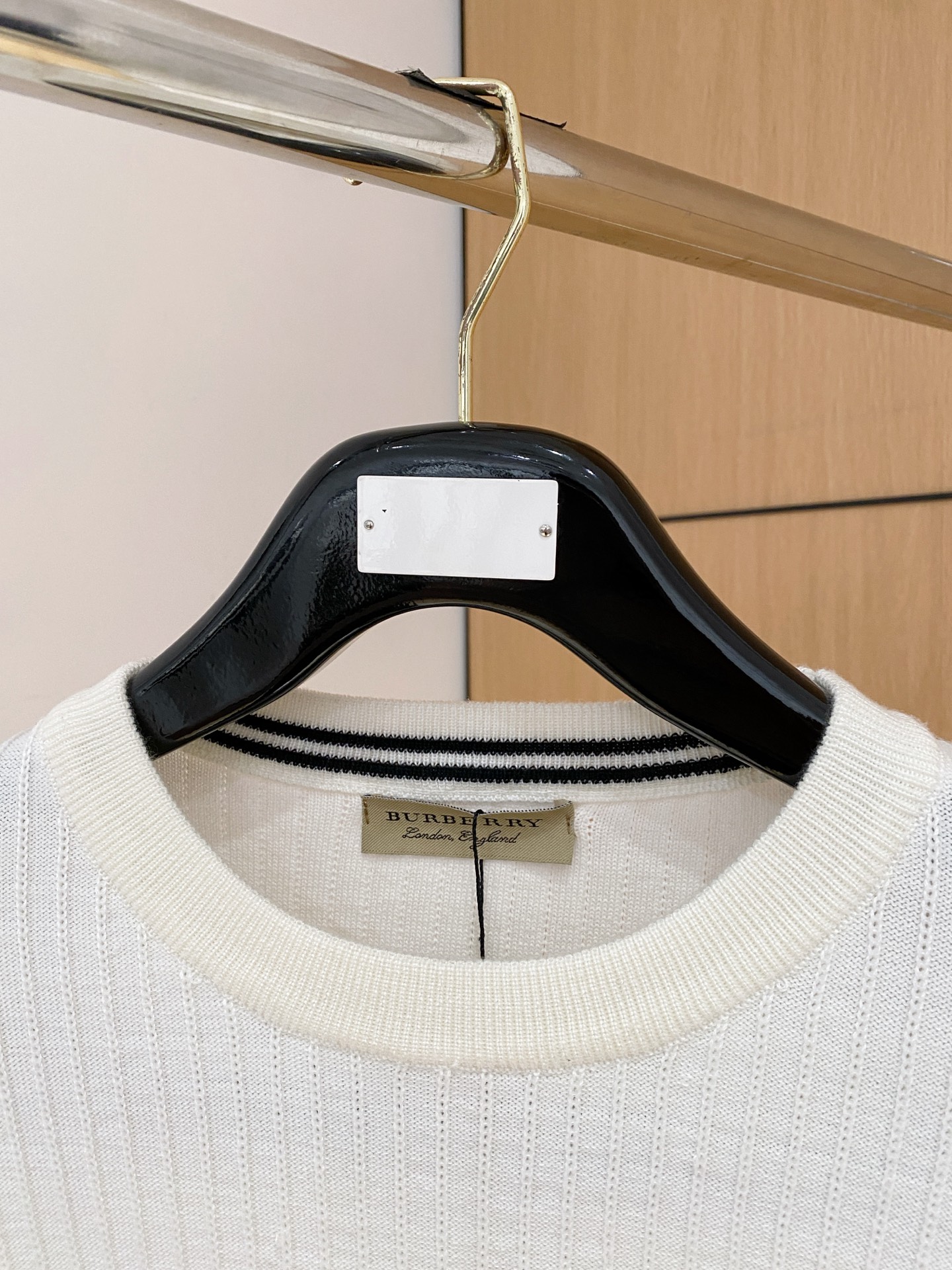 巴宝莉 2025秋冬 羊毛混纺套头针织毛衣很有亮点细节上凸显质感 整体设计上身时尚而赋予现代气息感合体的