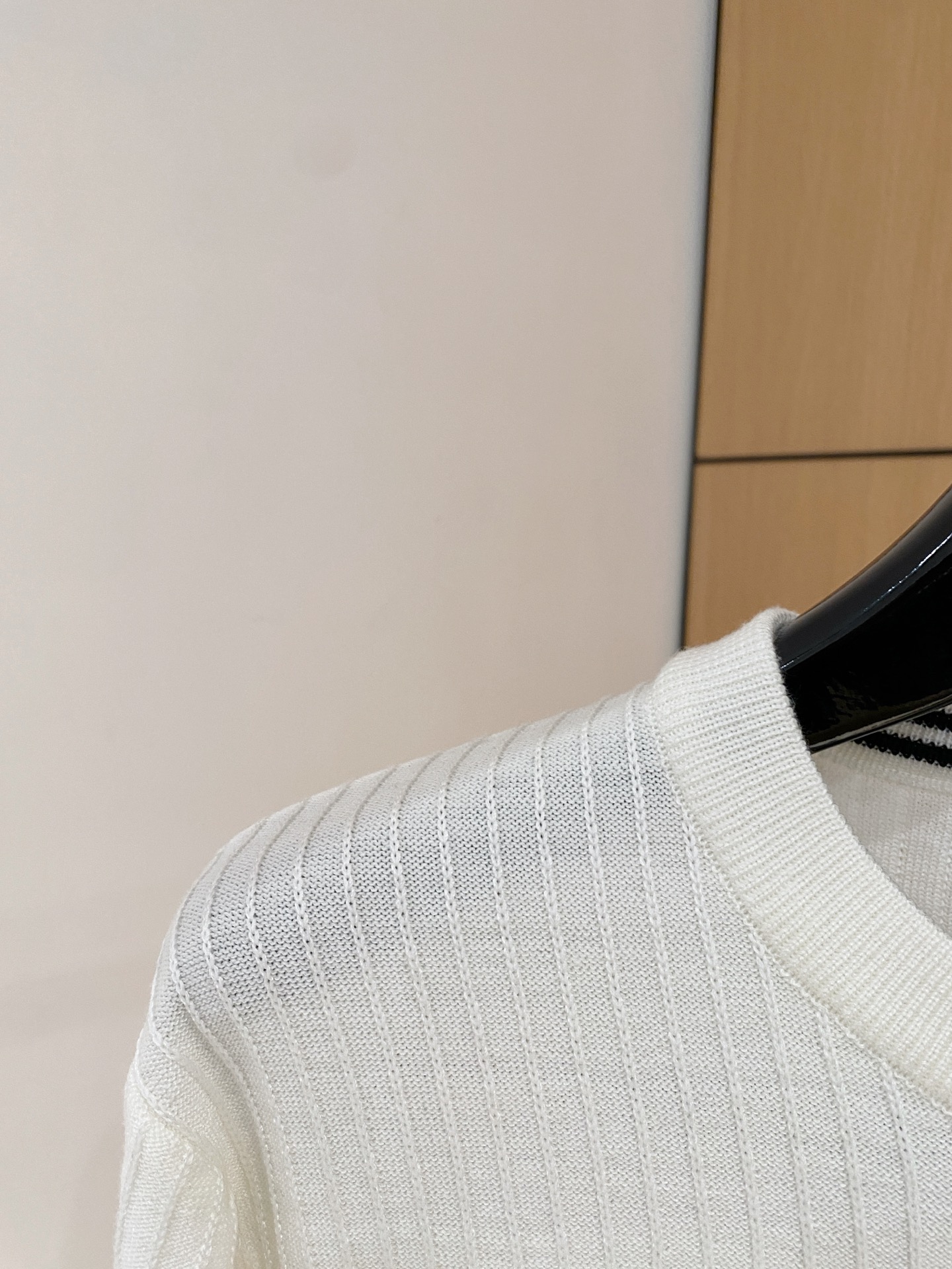 巴宝莉 2025秋冬 羊毛混纺套头针织毛衣很有亮点细节上凸显质感 整体设计上身时尚而赋予现代气息感合体的