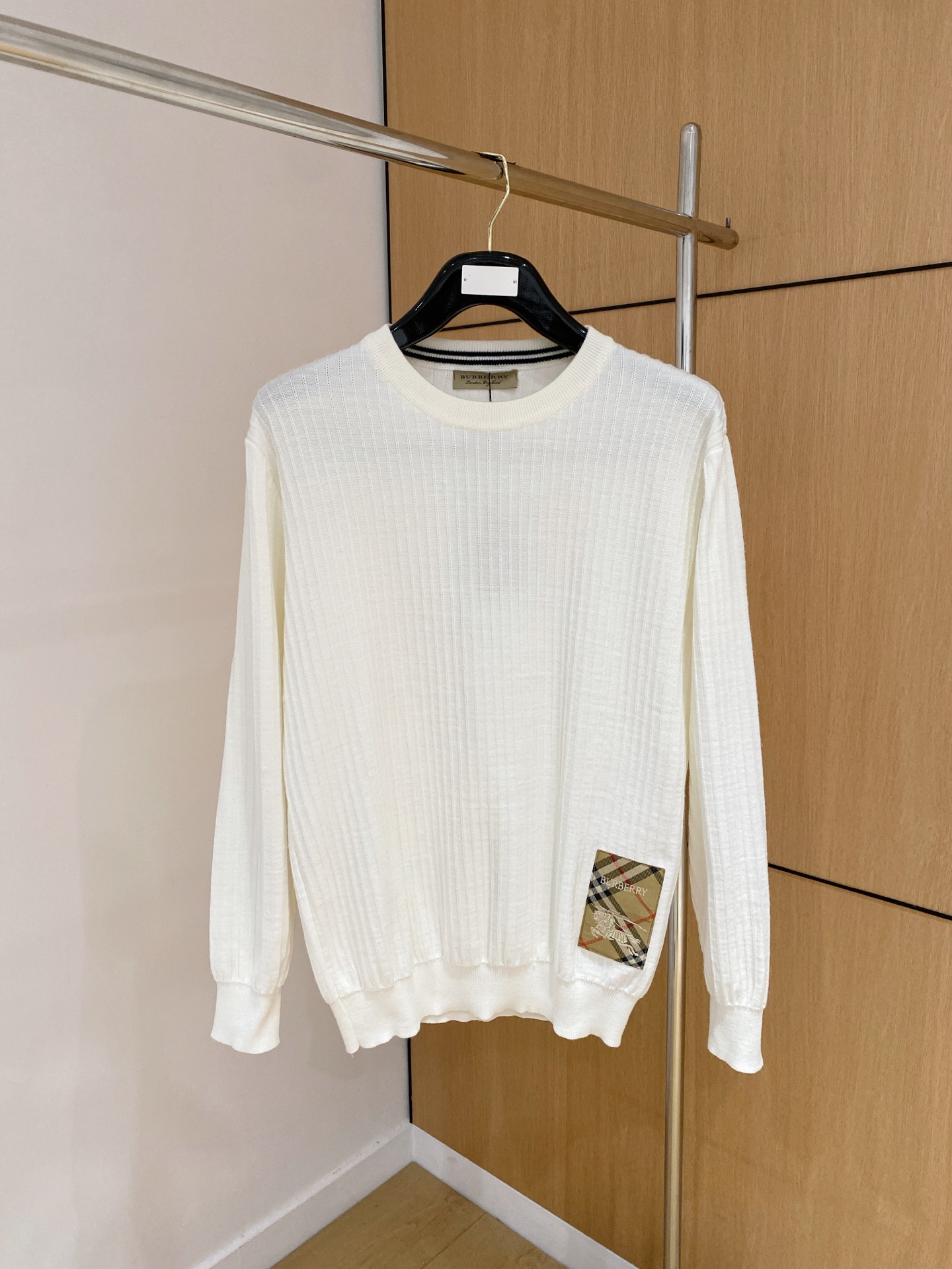 巴宝莉 2025秋冬 羊毛混纺套头针织毛衣很有亮点细节上凸显质感 整体设计上身时尚而赋予现代气息感合体的