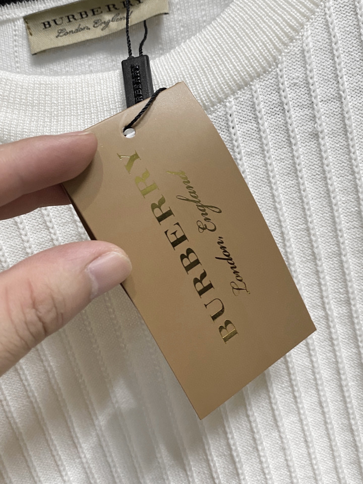 巴宝莉 2025秋冬 羊毛混纺套头针织毛衣很有亮点细节上凸显质感 整体设计上身时尚而赋予现代气息感合体的