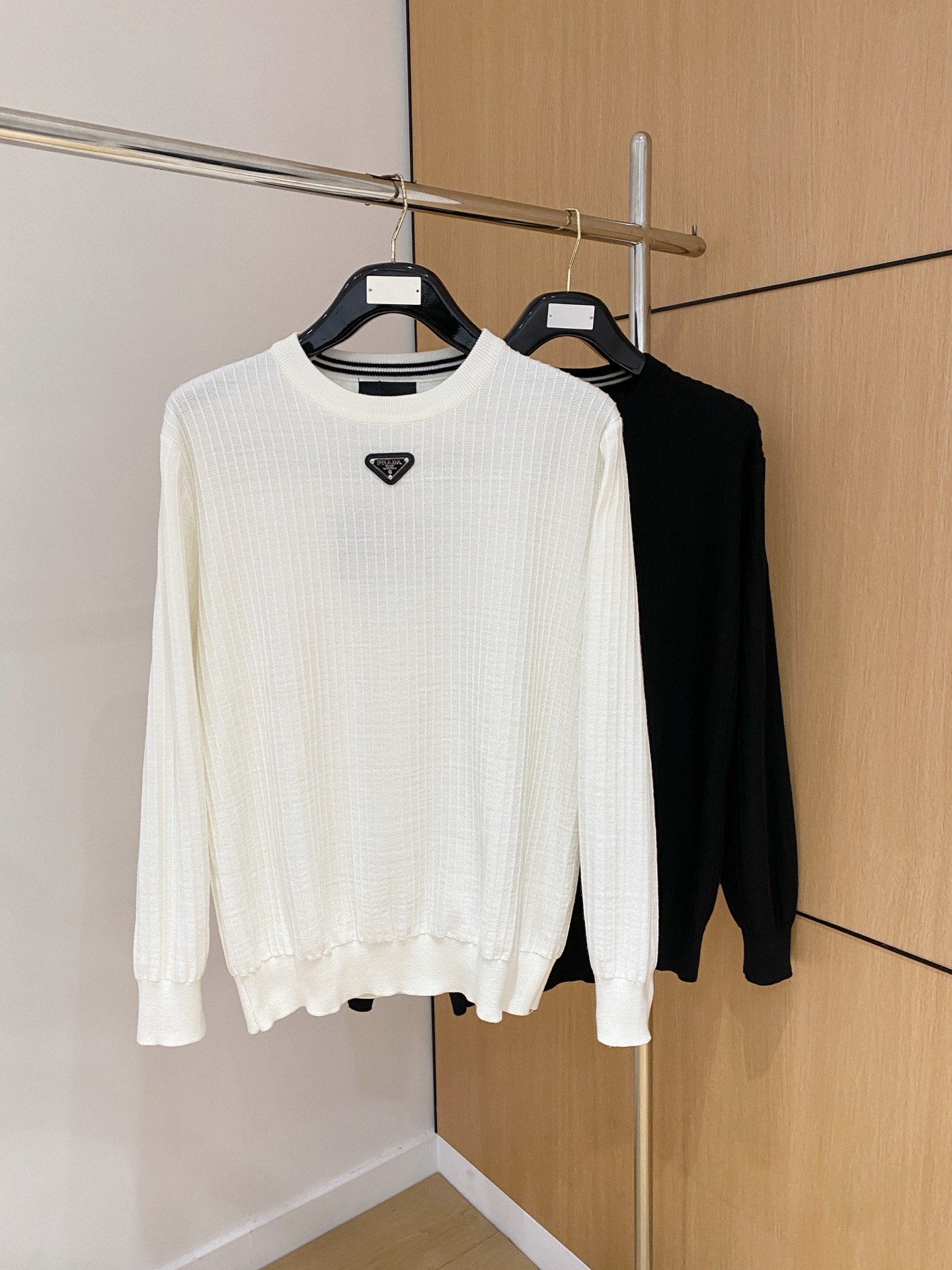 普拉达 2025秋冬 羊毛混纺套头针织毛衣很有亮点细节上凸显质感 整体设计上身时尚而赋予现代气息感合体的