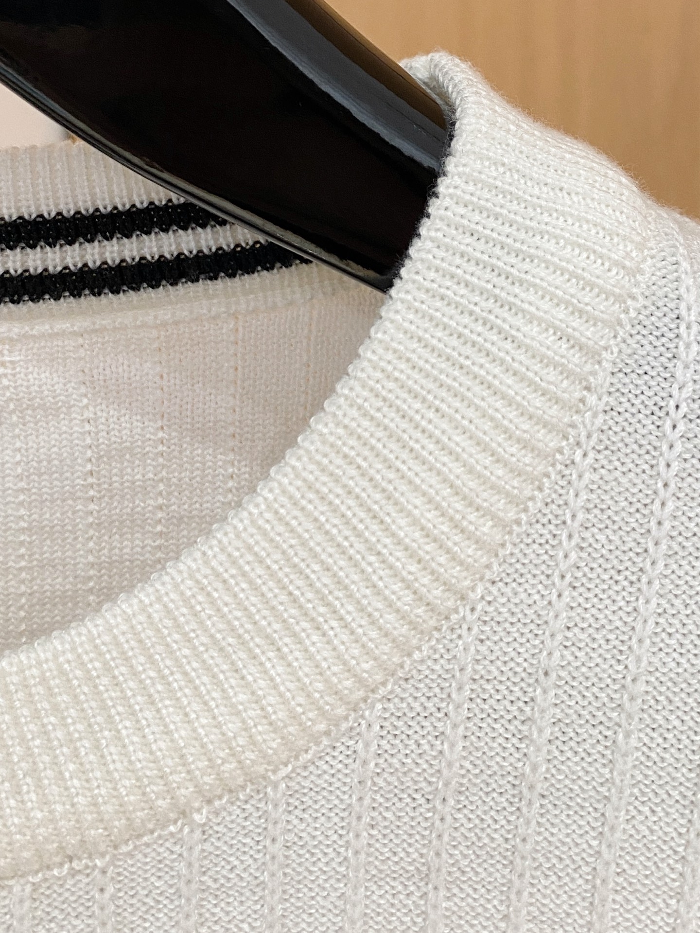 普拉达 2025秋冬 羊毛混纺套头针织毛衣很有亮点细节上凸显质感 整体设计上身时尚而赋予现代气息感合体的