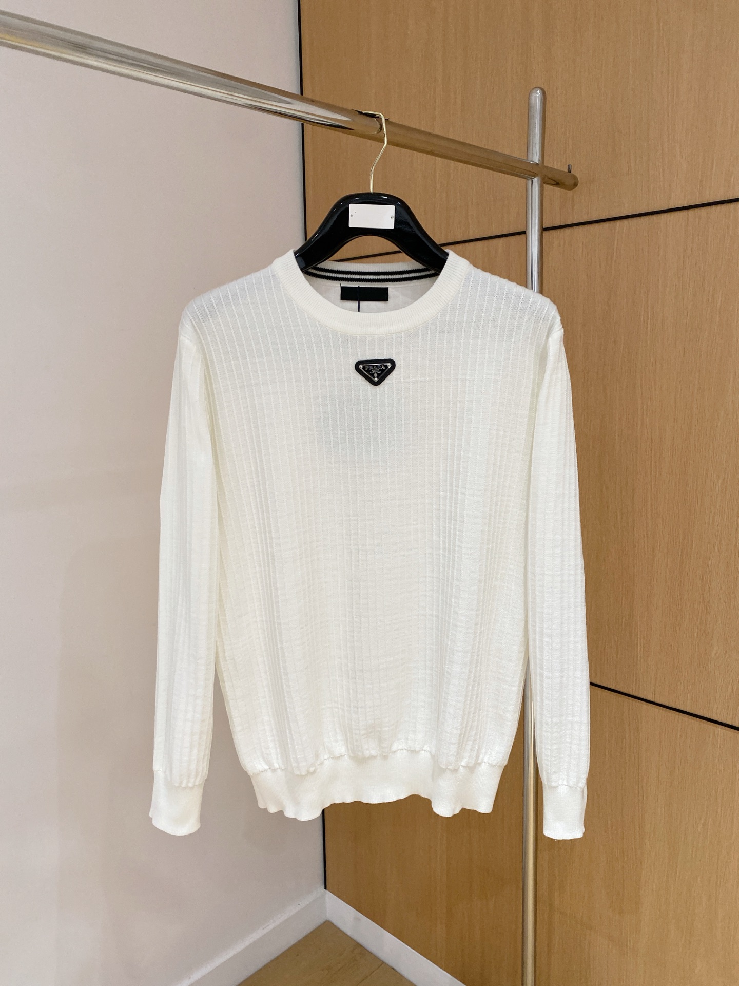 普拉达 2025秋冬 羊毛混纺套头针织毛衣很有亮点细节上凸显质感 整体设计上身时尚而赋予现代气息感合体的