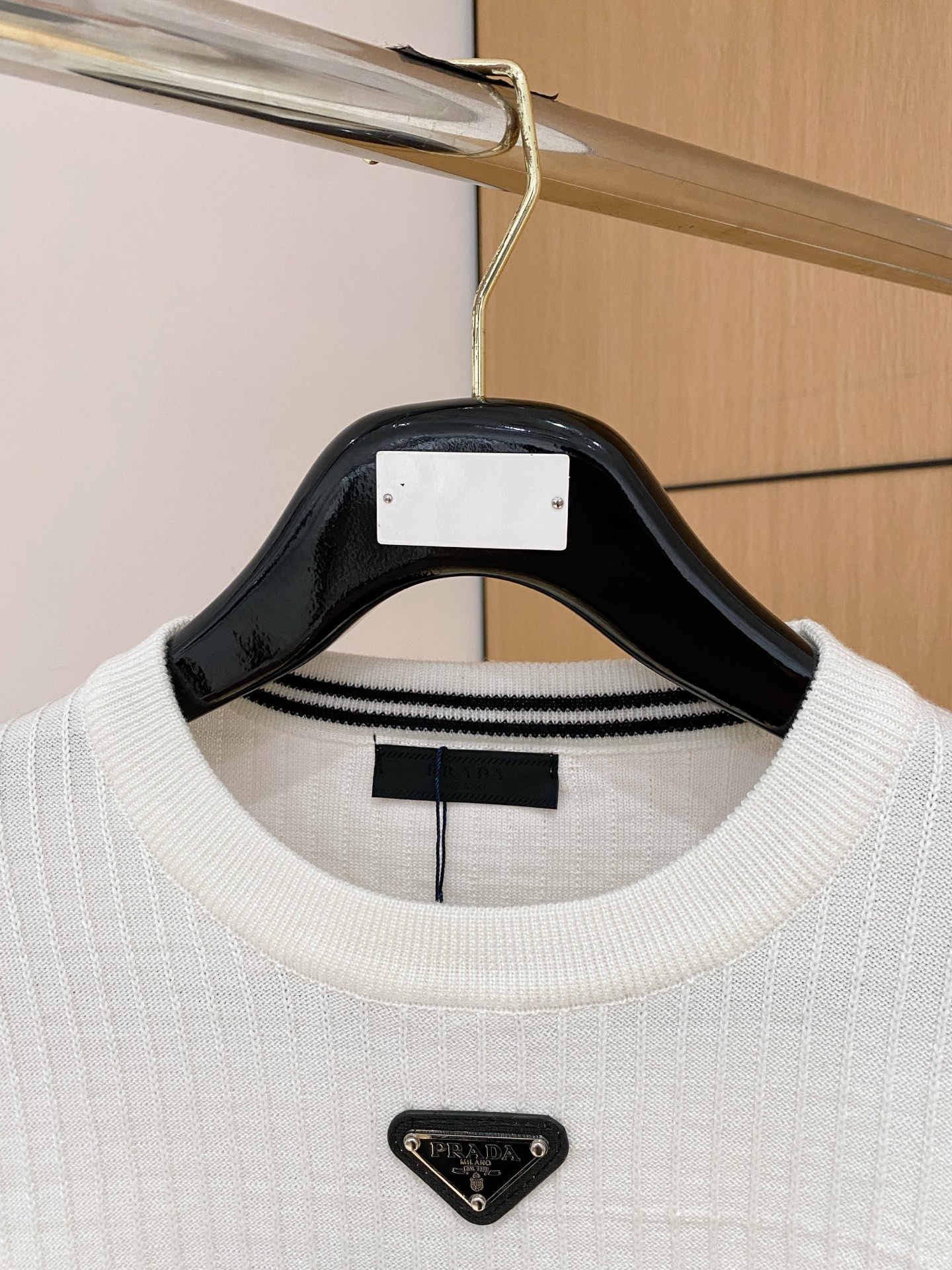 普拉达 2025秋冬 羊毛混纺套头针织毛衣很有亮点细节上凸显质感 整体设计上身时尚而赋予现代气息感合体的