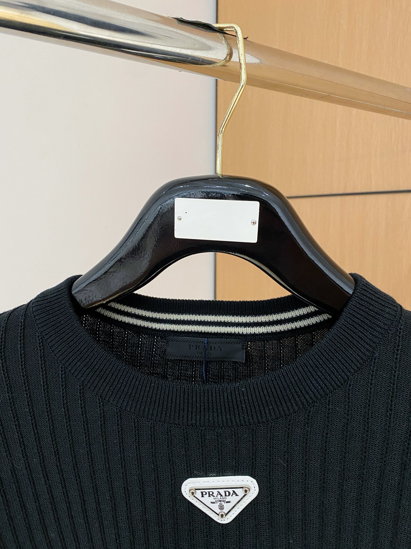 普拉达 2025秋冬 羊毛混纺套头针织毛衣很有亮点细节上凸显质感 整体设计上身时尚而赋予现代气息感合体的