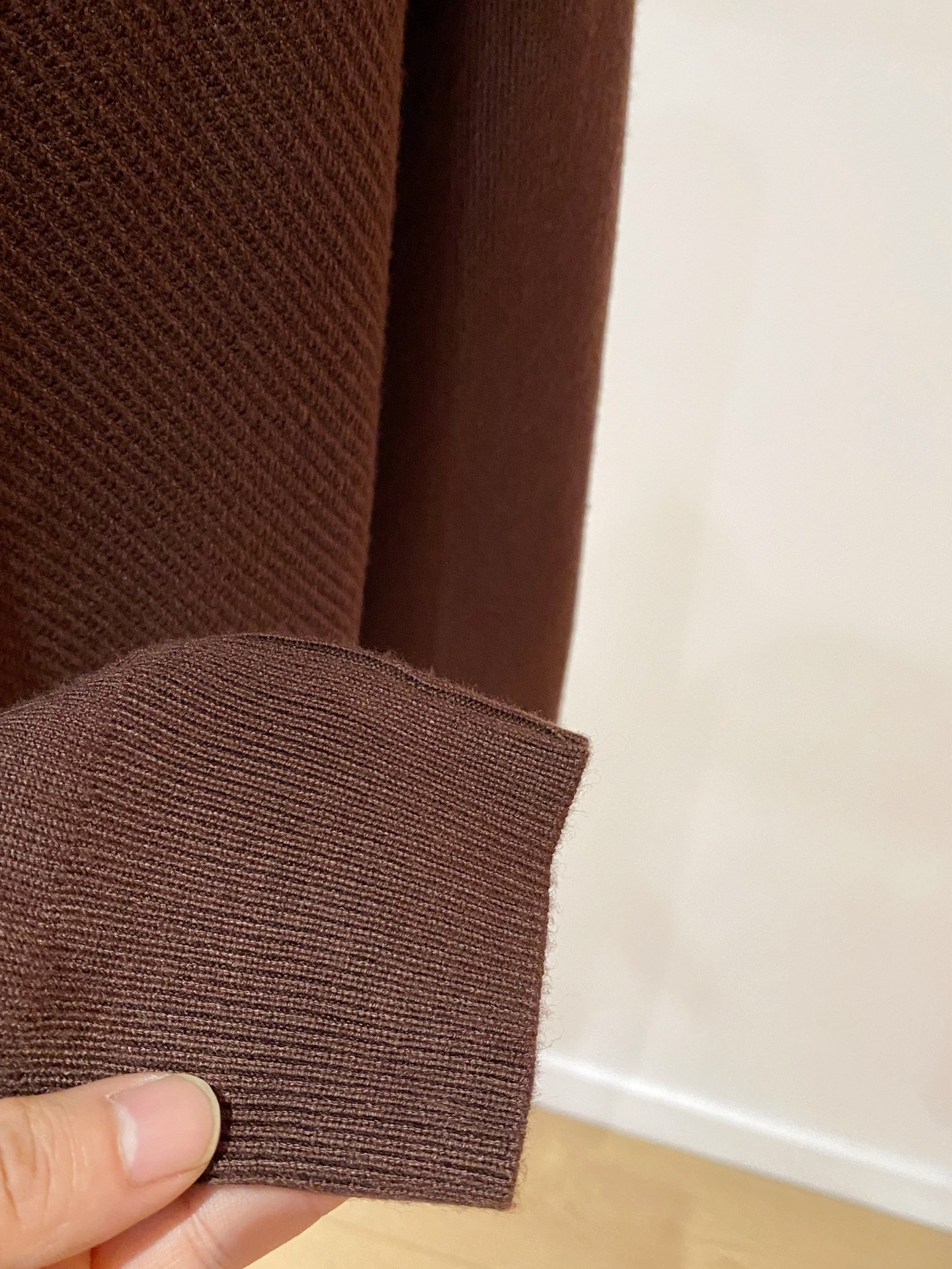 杜嘉班纳 2025秋冬 羊毛混纺套头针织毛衣很有亮点细节上凸显质感 整体设计上身时尚而赋予现代气息感合体