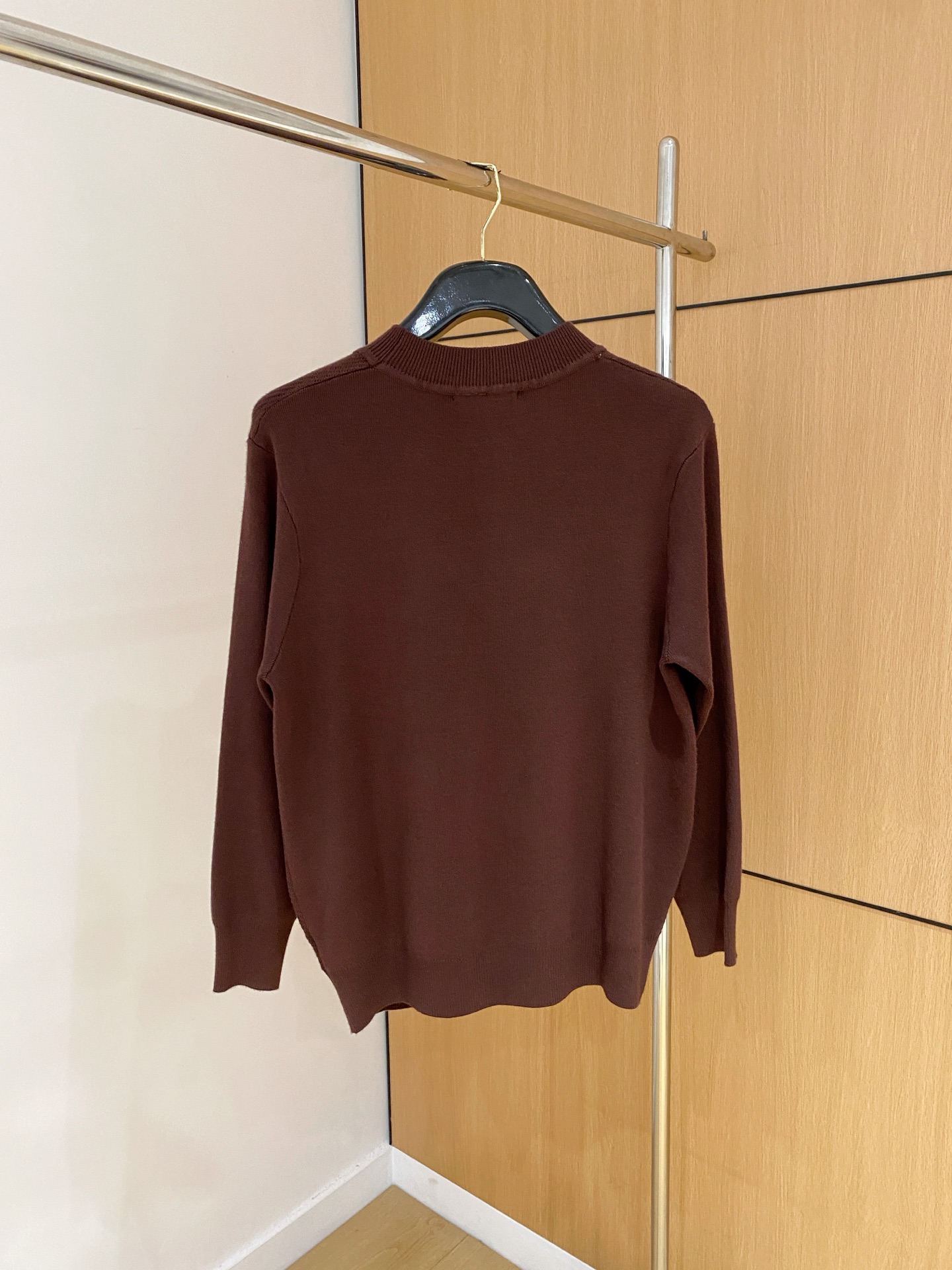 杜嘉班纳 2025秋冬 羊毛混纺套头针织毛衣很有亮点细节上凸显质感 整体设计上身时尚而赋予现代气息感合体