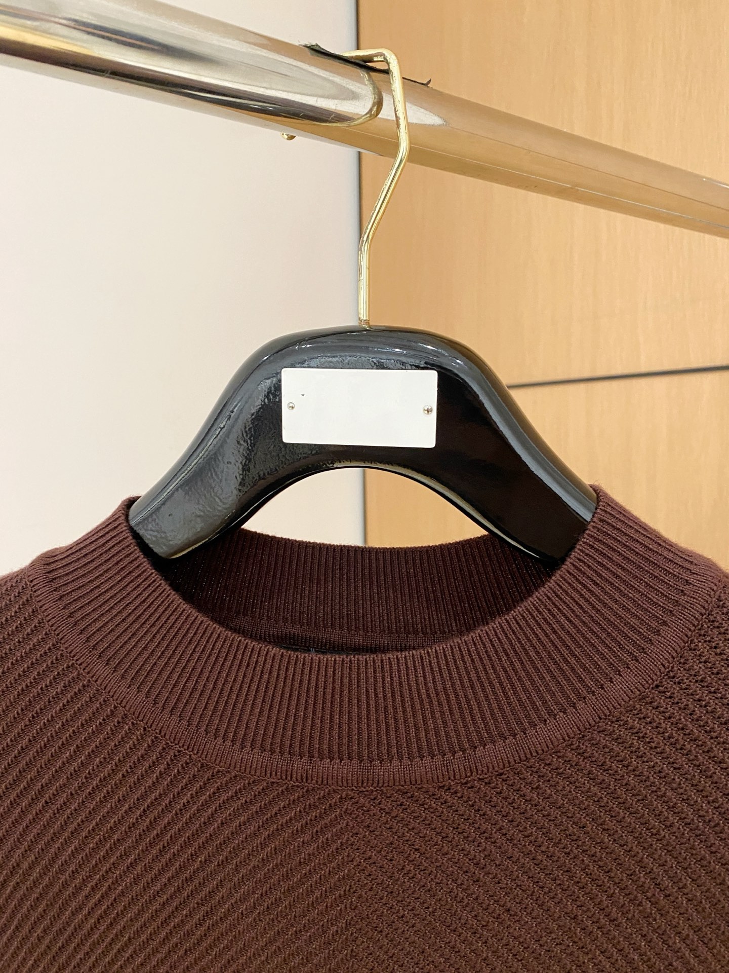 杜嘉班纳 2025秋冬 羊毛混纺套头针织毛衣很有亮点细节上凸显质感 整体设计上身时尚而赋予现代气息感合体