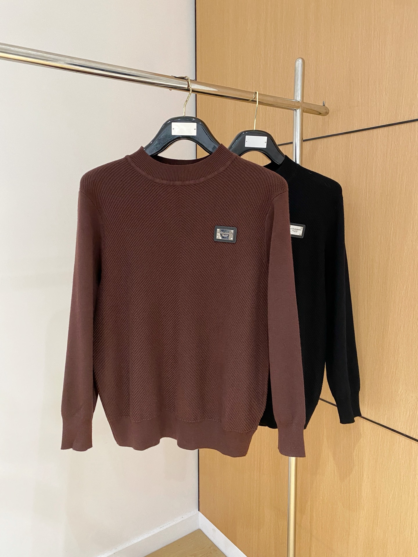 杜嘉班纳 2025秋冬 羊毛混纺套头针织毛衣很有亮点细节上凸显质感 整体设计上身时尚而赋予现代气息感合体