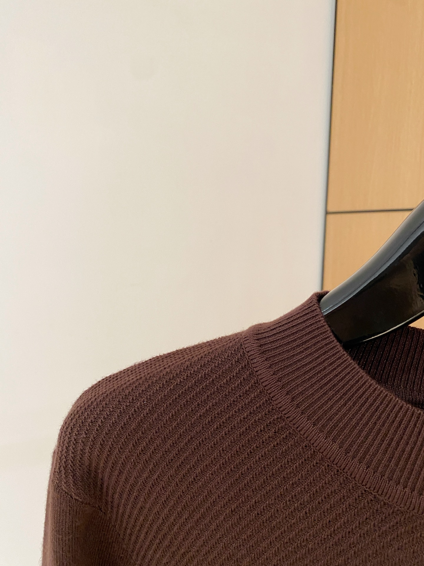 杜嘉班纳 2025秋冬 羊毛混纺套头针织毛衣很有亮点细节上凸显质感 整体设计上身时尚而赋予现代气息感合体