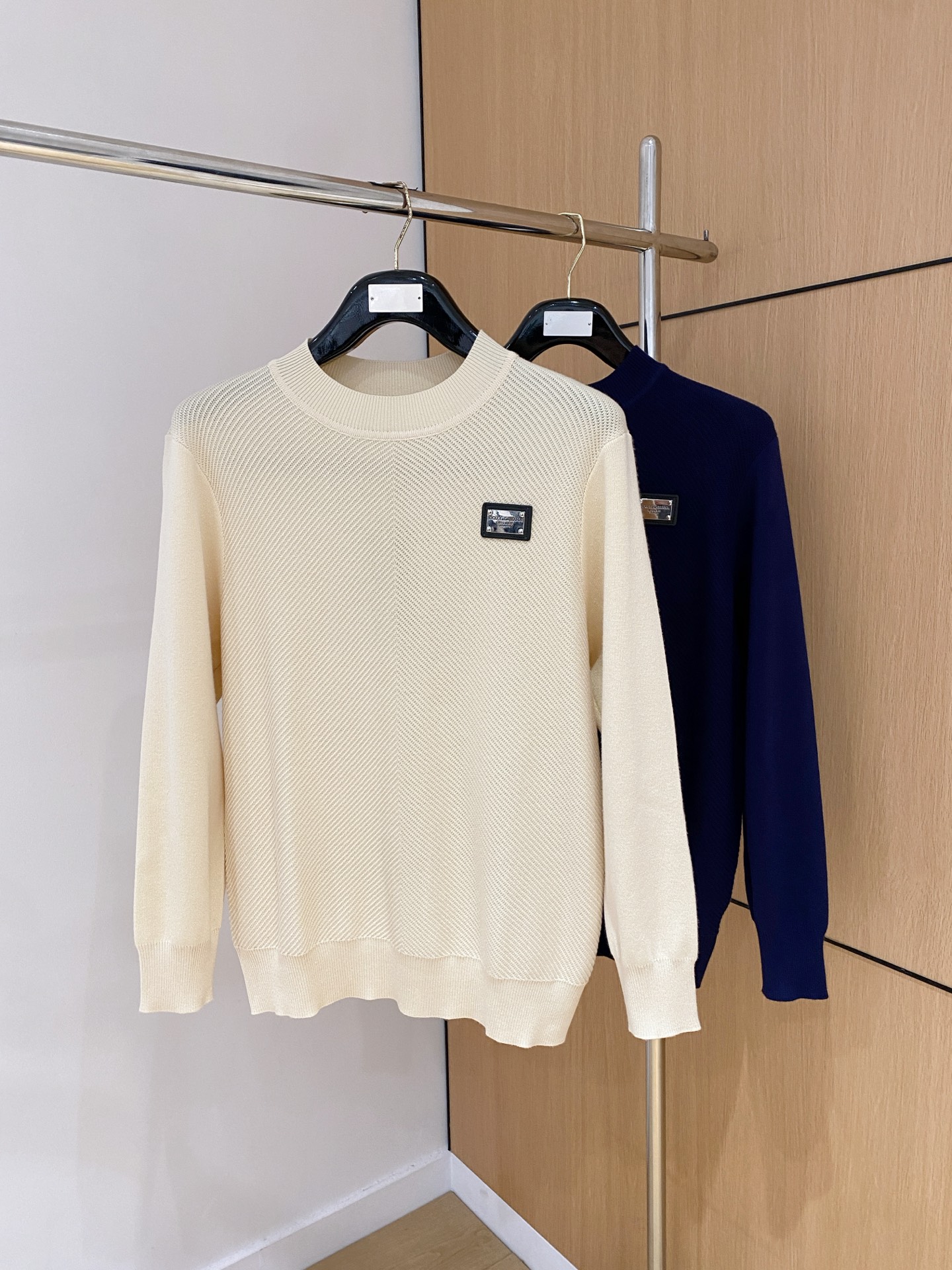 杜嘉班纳 2025秋冬 羊毛混纺套头针织毛衣很有亮点细节上凸显质感 整体设计上身时尚而赋予现代气息感合体