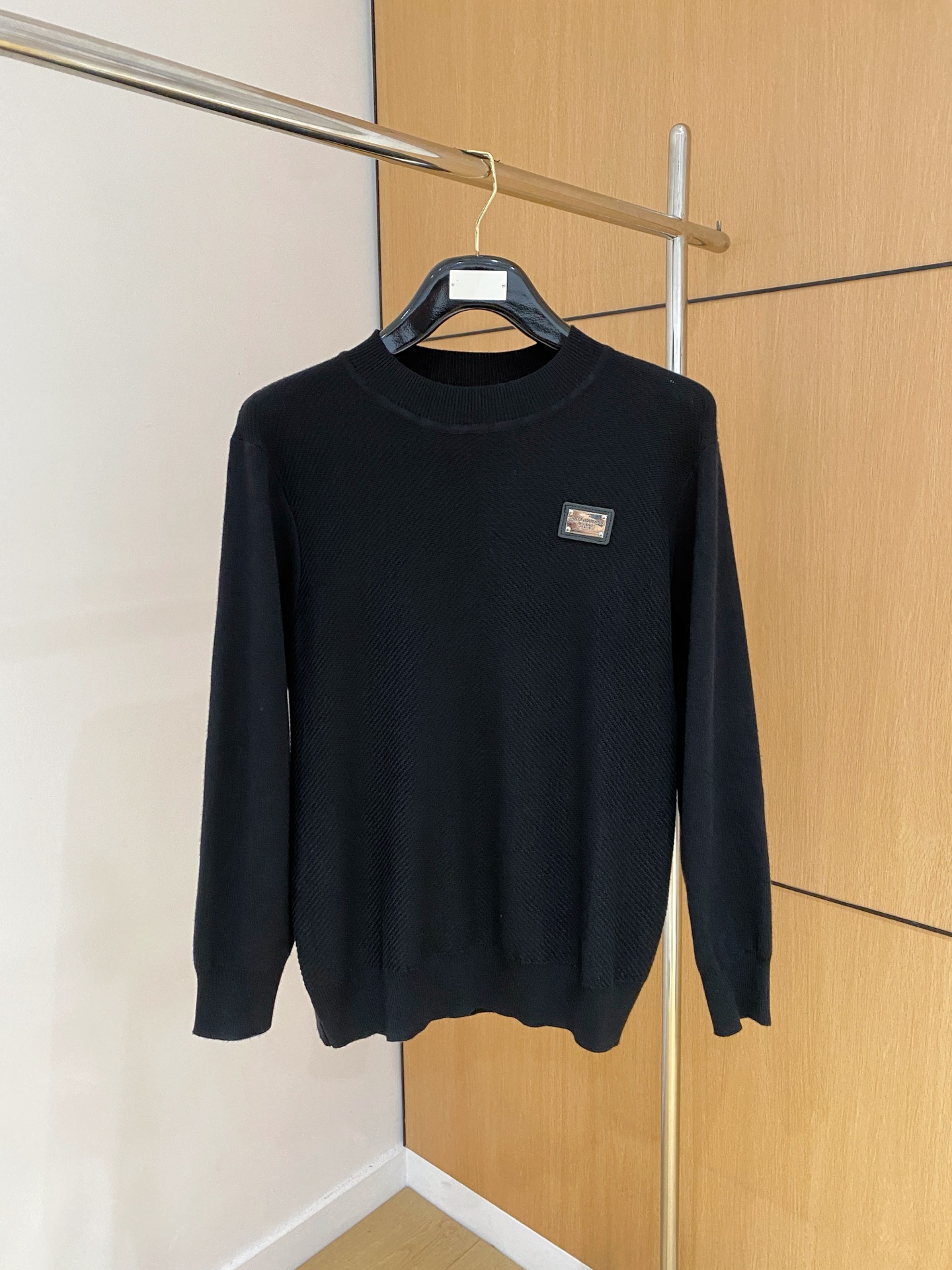 杜嘉班纳 2025秋冬 羊毛混纺套头针织毛衣很有亮点细节上凸显质感 整体设计上身时尚而赋予现代气息感合体