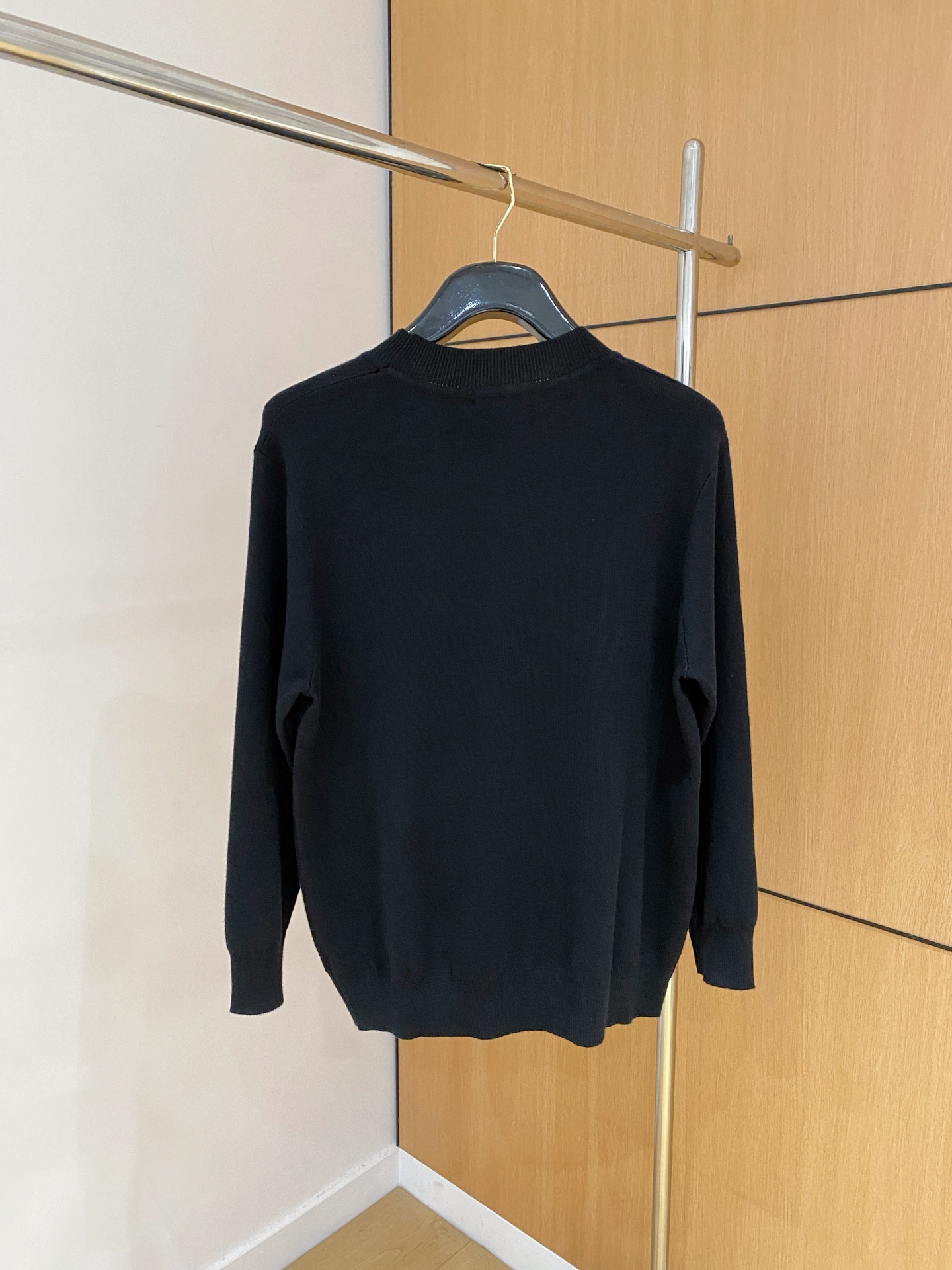 杜嘉班纳 2025秋冬 羊毛混纺套头针织毛衣很有亮点细节上凸显质感 整体设计上身时尚而赋予现代气息感合体