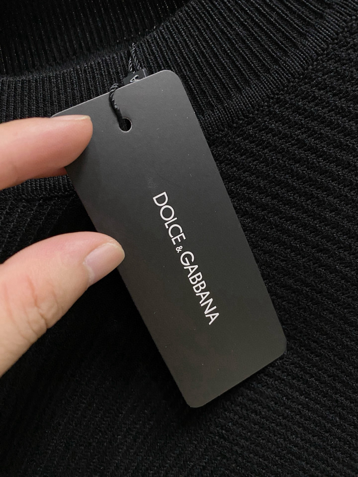 杜嘉班纳 2025秋冬 羊毛混纺套头针织毛衣很有亮点细节上凸显质感 整体设计上身时尚而赋予现代气息感合体