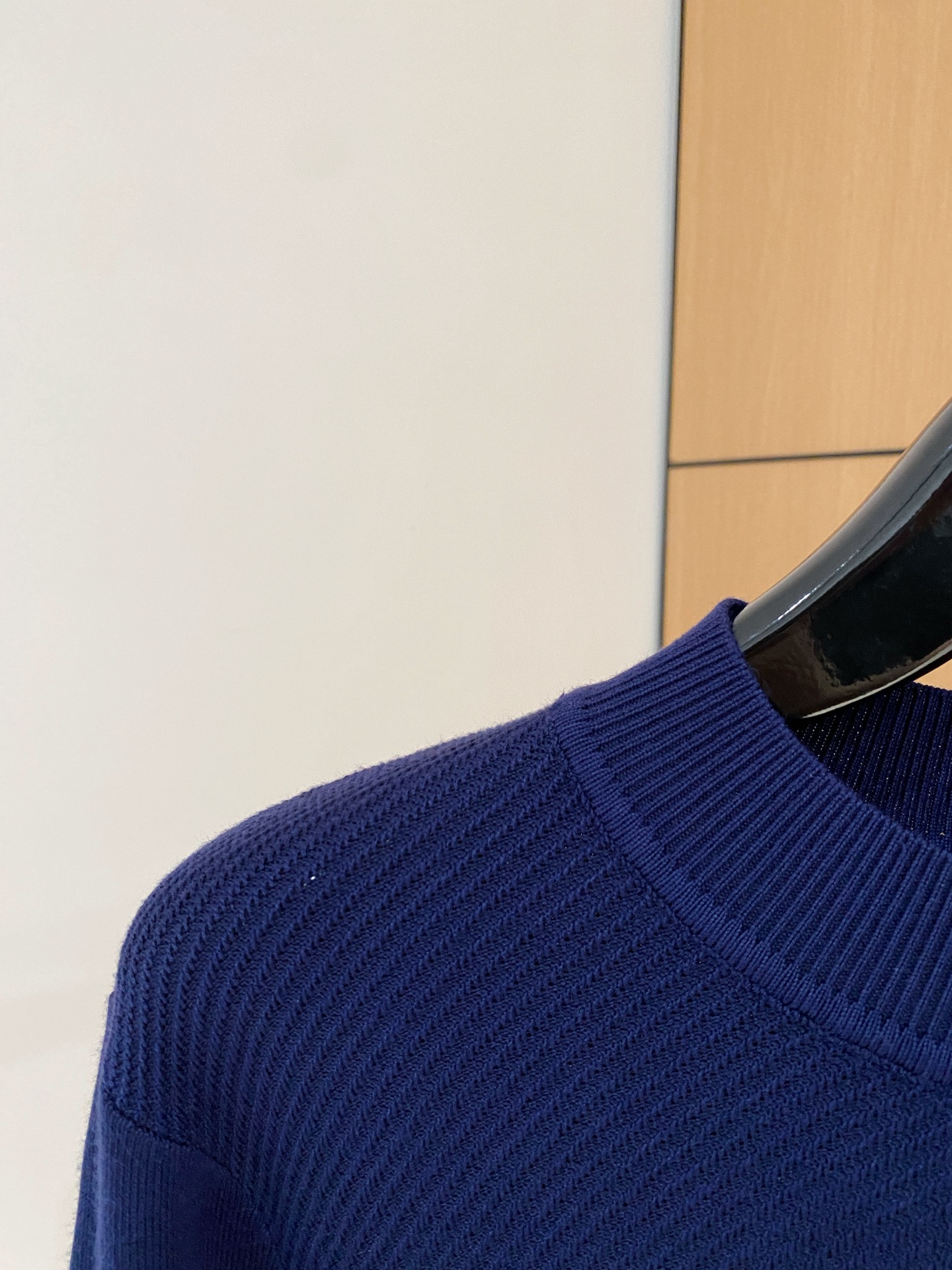 杜嘉班纳 2025秋冬 羊毛混纺套头针织毛衣很有亮点细节上凸显质感 整体设计上身时尚而赋予现代气息感合体