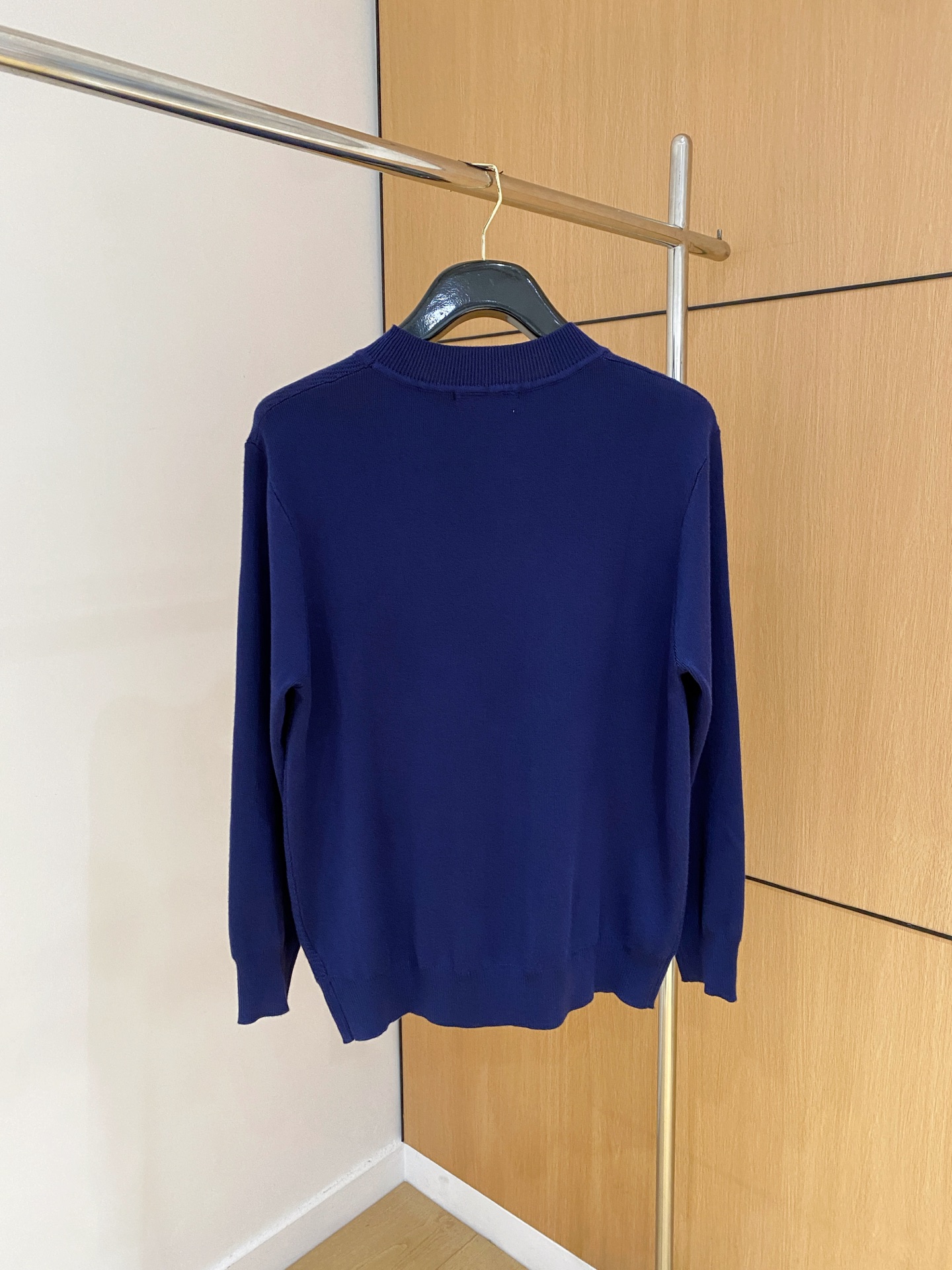 杜嘉班纳 2025秋冬 羊毛混纺套头针织毛衣很有亮点细节上凸显质感 整体设计上身时尚而赋予现代气息感合体