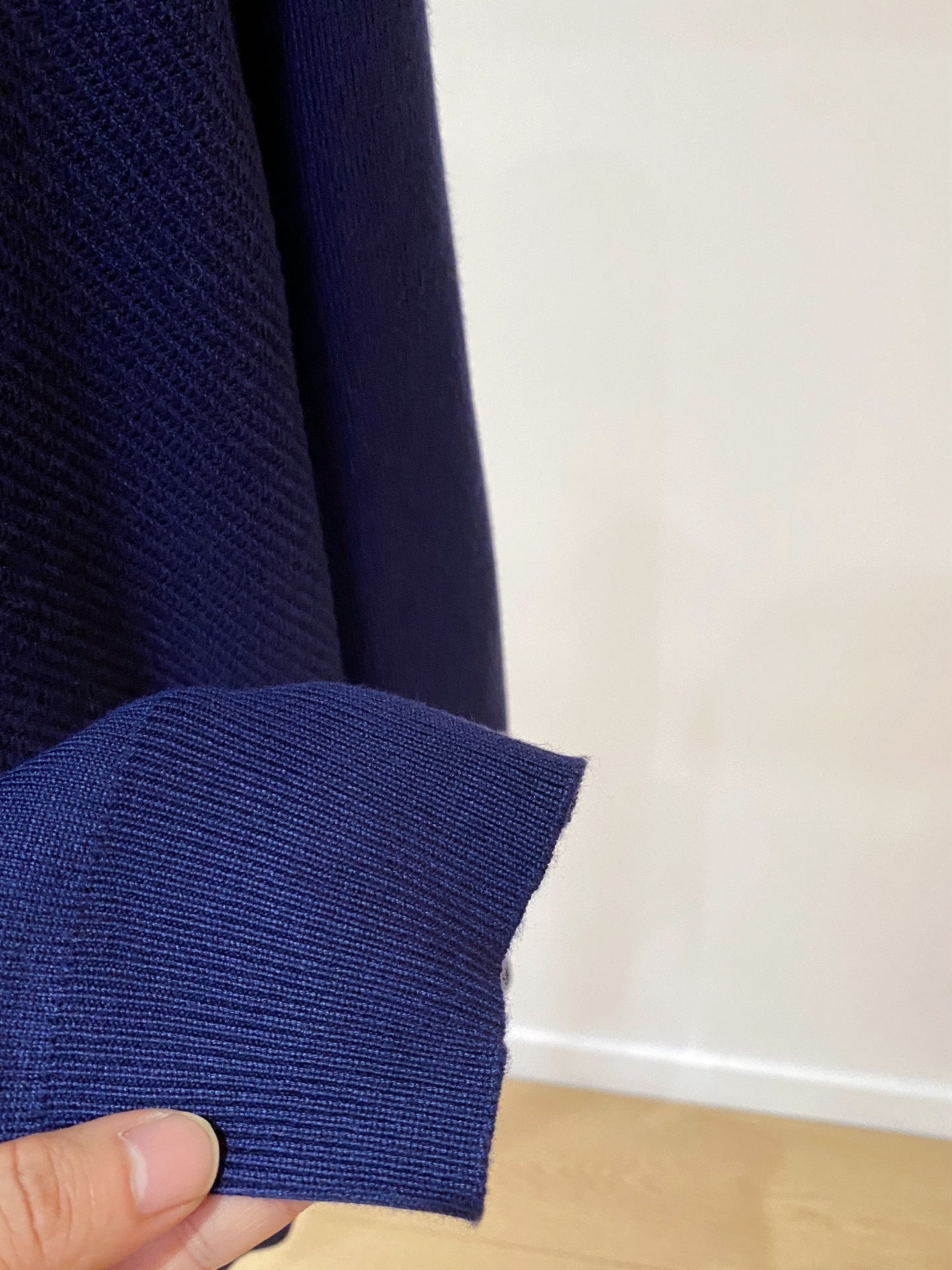 杜嘉班纳 2025秋冬 羊毛混纺套头针织毛衣很有亮点细节上凸显质感 整体设计上身时尚而赋予现代气息感合体