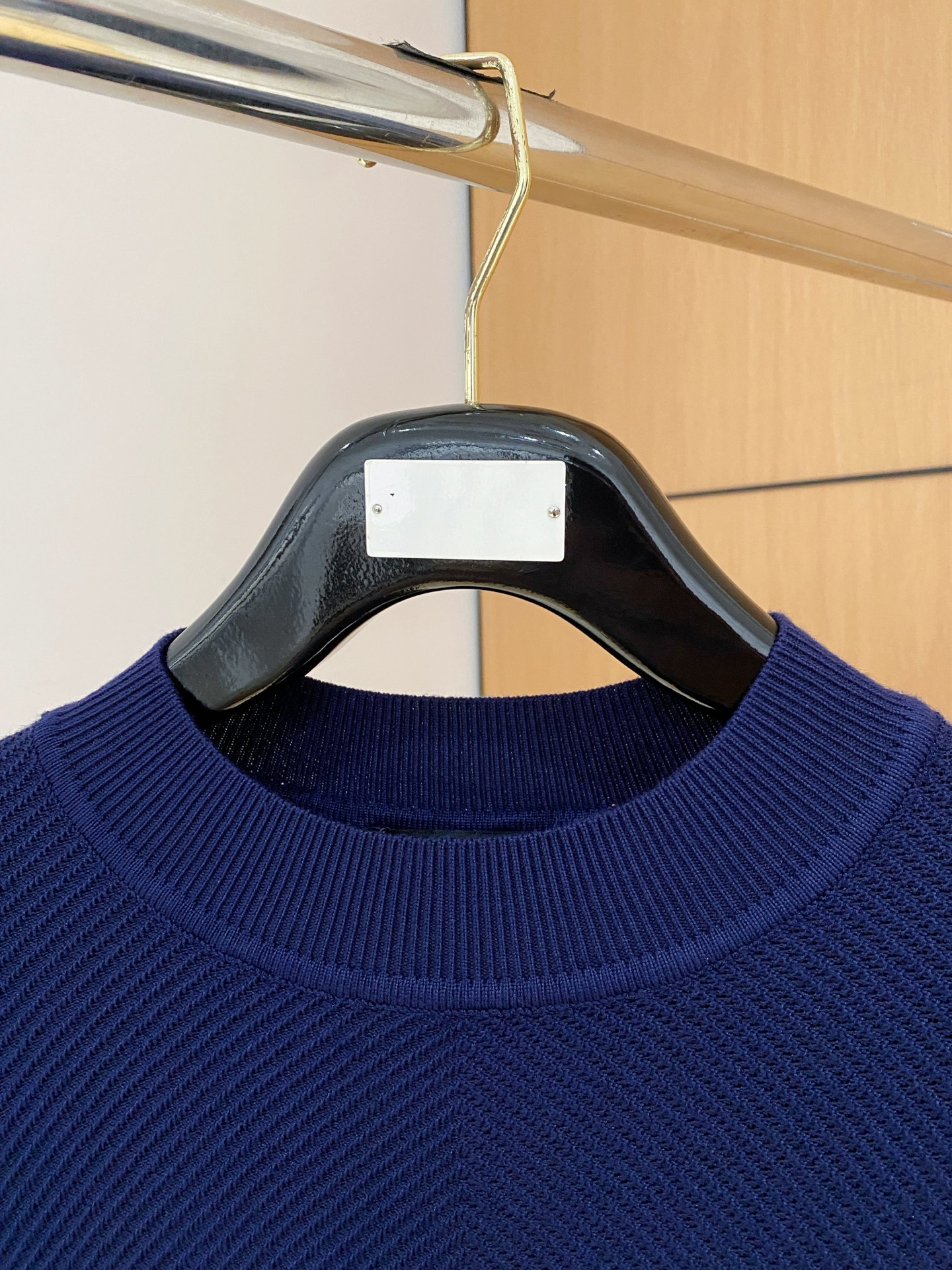 杜嘉班纳 2025秋冬 羊毛混纺套头针织毛衣很有亮点细节上凸显质感 整体设计上身时尚而赋予现代气息感合体