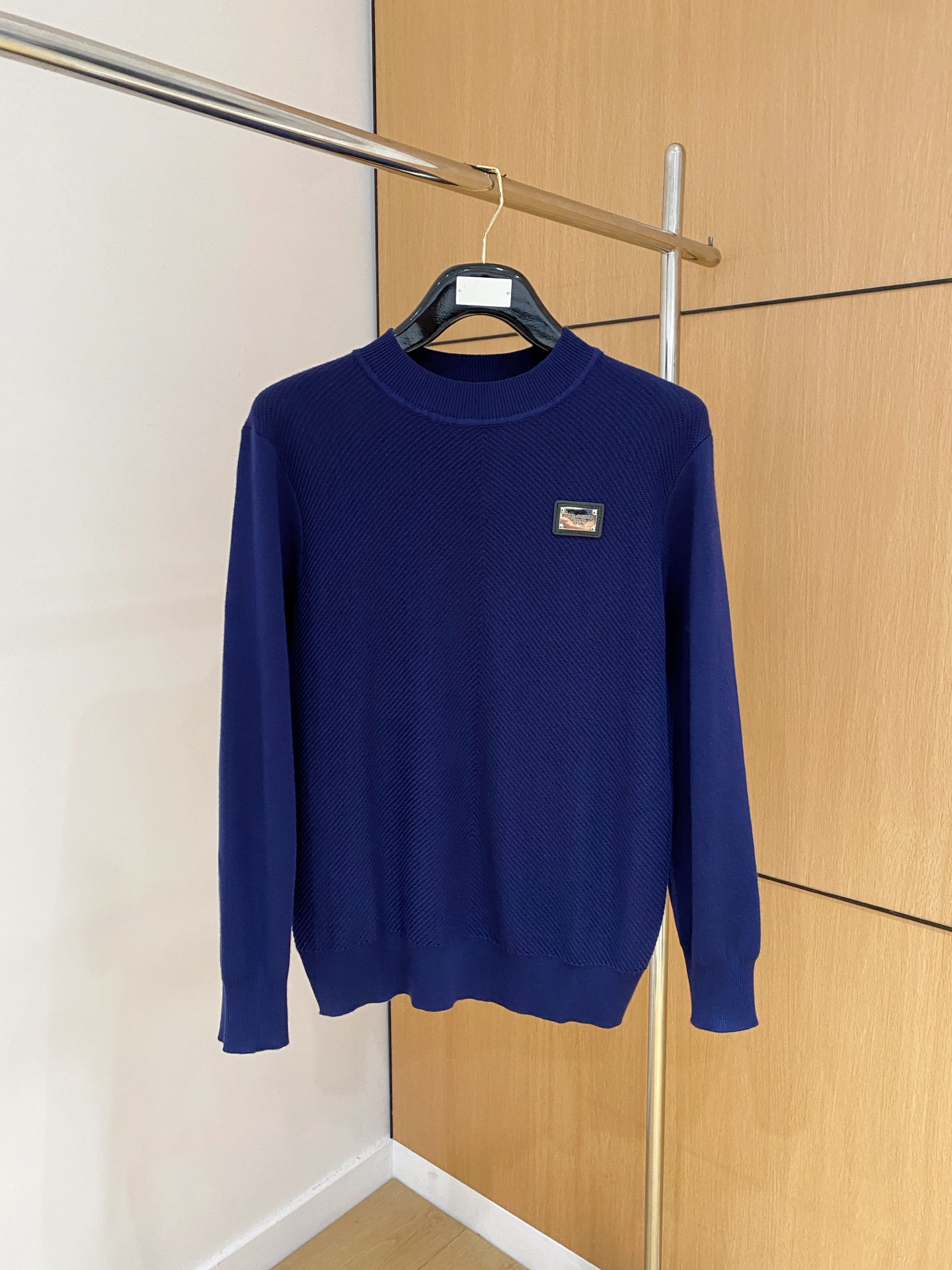 杜嘉班纳 2025秋冬 羊毛混纺套头针织毛衣很有亮点细节上凸显质感 整体设计上身时尚而赋予现代气息感合体