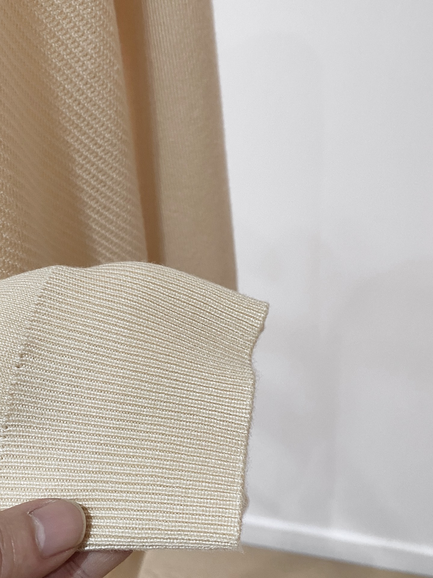 杜嘉班纳 2025秋冬 羊毛混纺套头针织毛衣很有亮点细节上凸显质感 整体设计上身时尚而赋予现代气息感合体