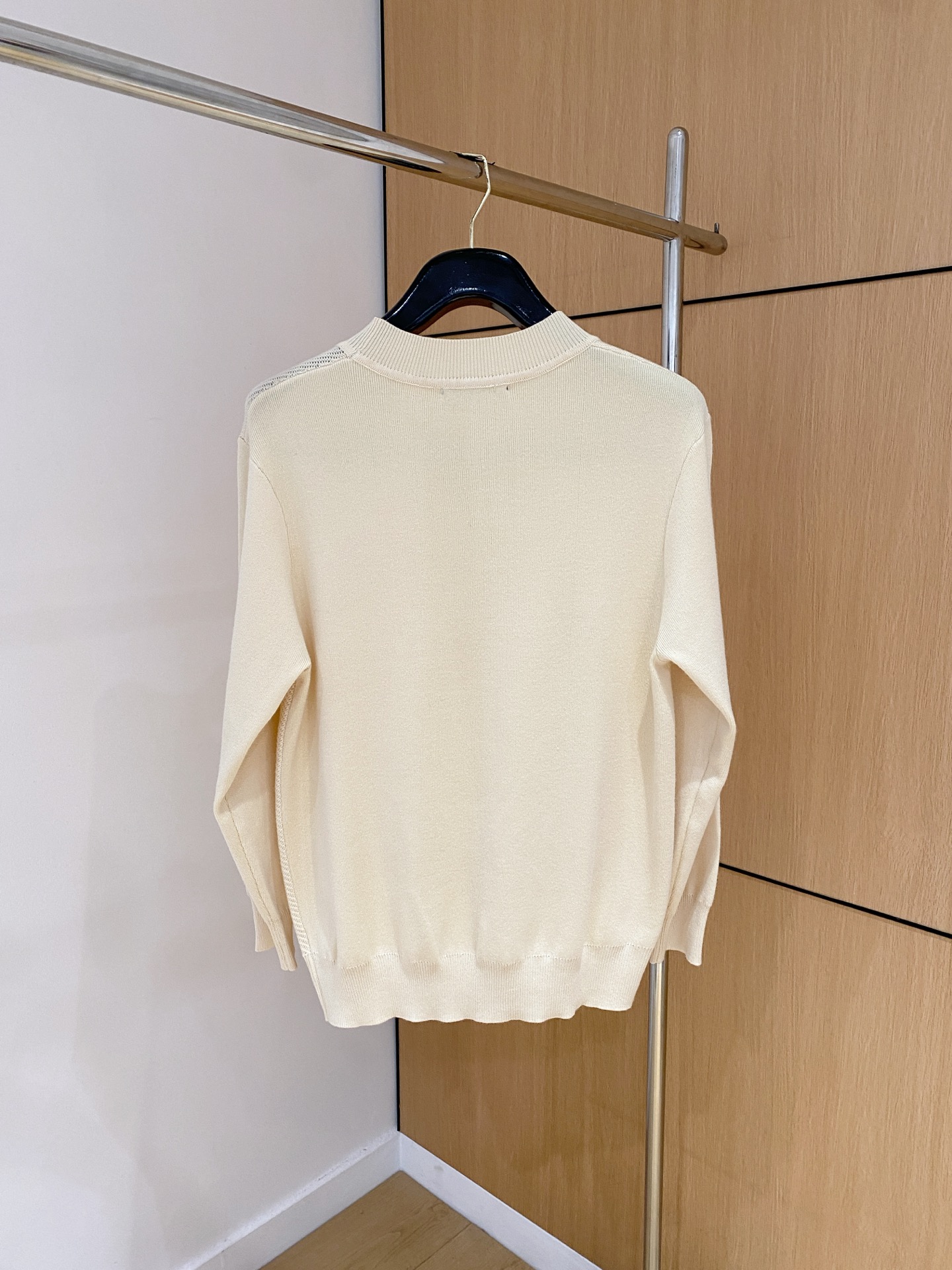 杜嘉班纳 2025秋冬 羊毛混纺套头针织毛衣很有亮点细节上凸显质感 整体设计上身时尚而赋予现代气息感合体