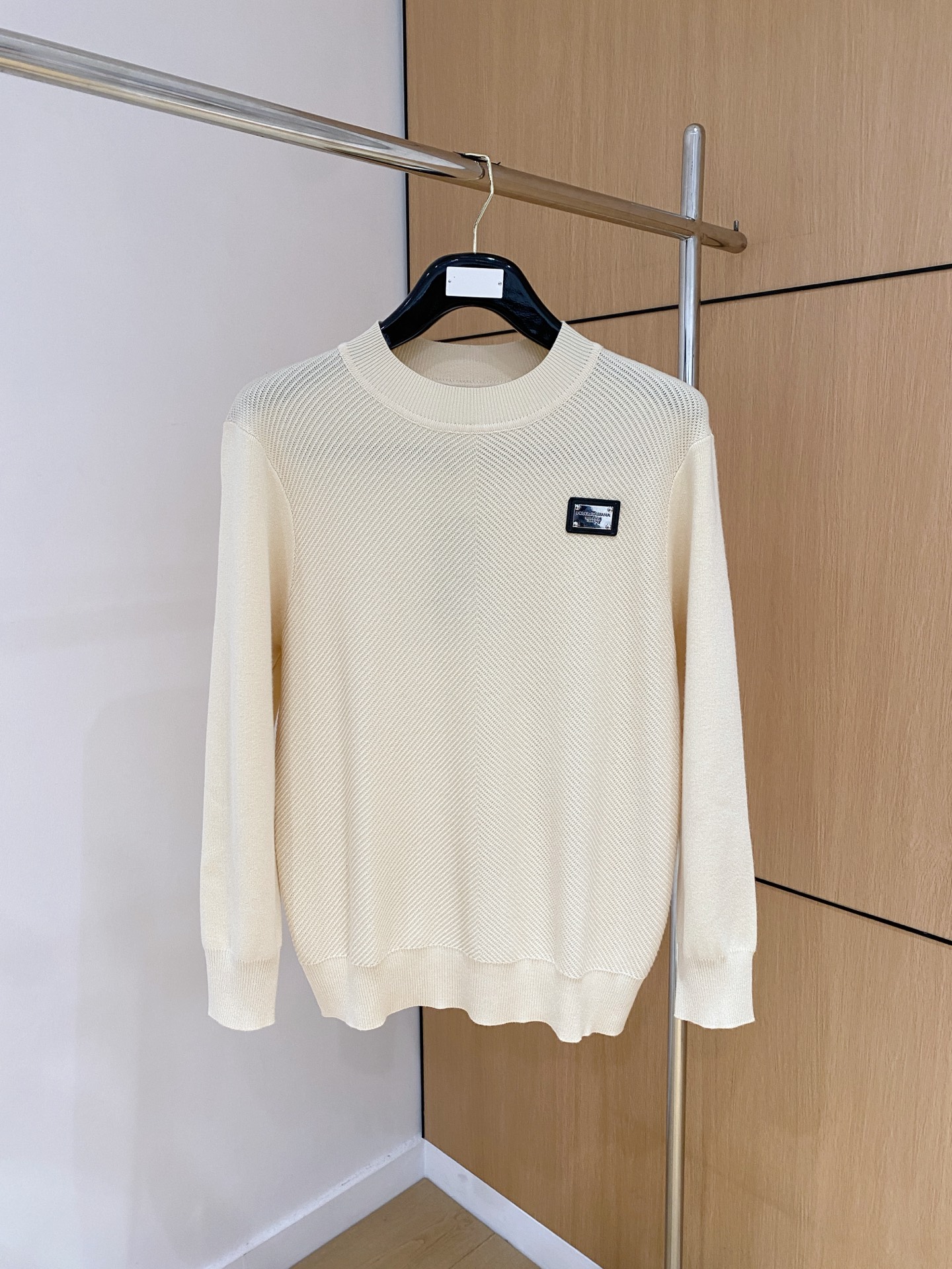 杜嘉班纳 2025秋冬 羊毛混纺套头针织毛衣很有亮点细节上凸显质感 整体设计上身时尚而赋予现代气息感合体