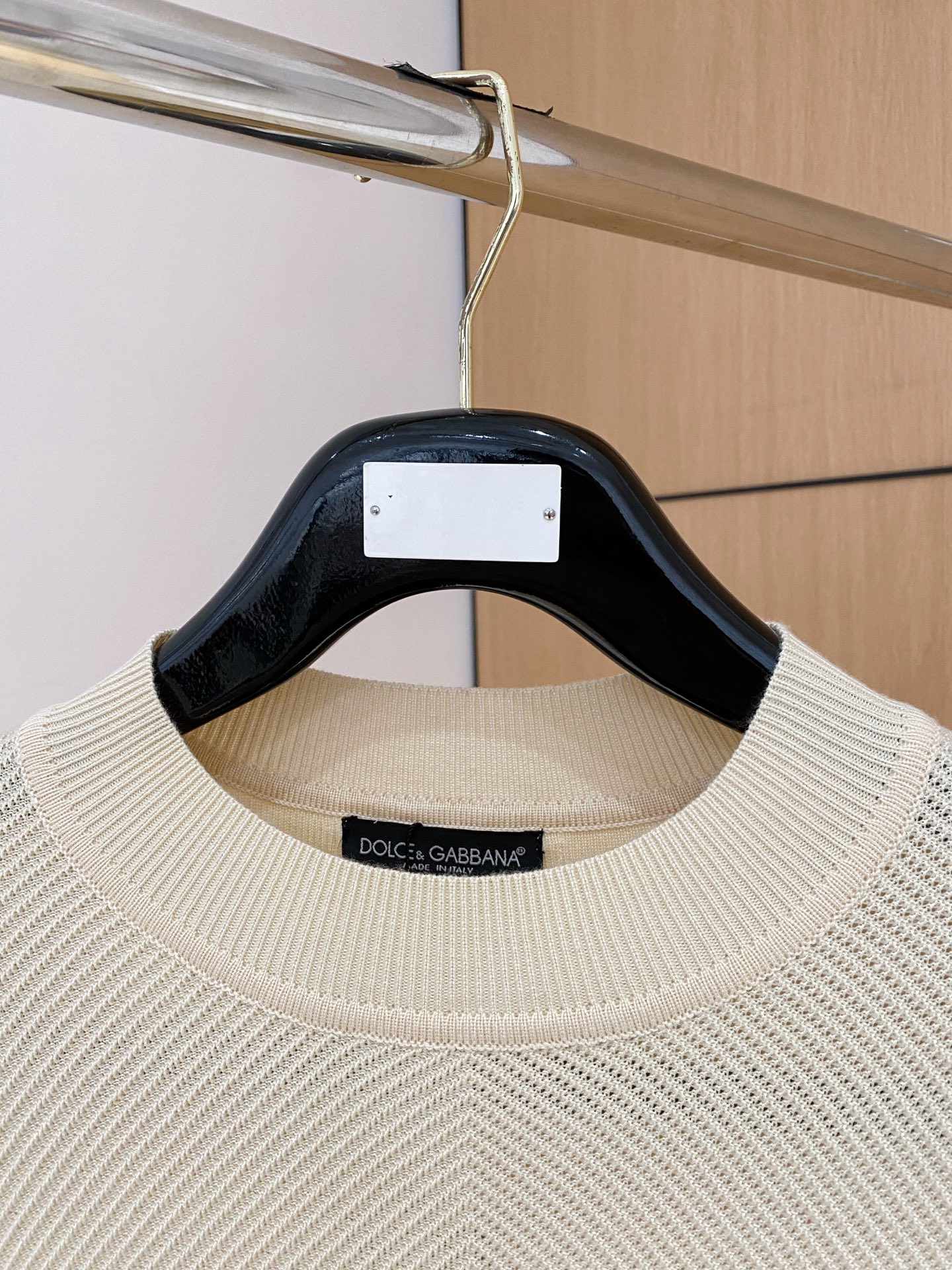 杜嘉班纳 2025秋冬 羊毛混纺套头针织毛衣很有亮点细节上凸显质感 整体设计上身时尚而赋予现代气息感合体